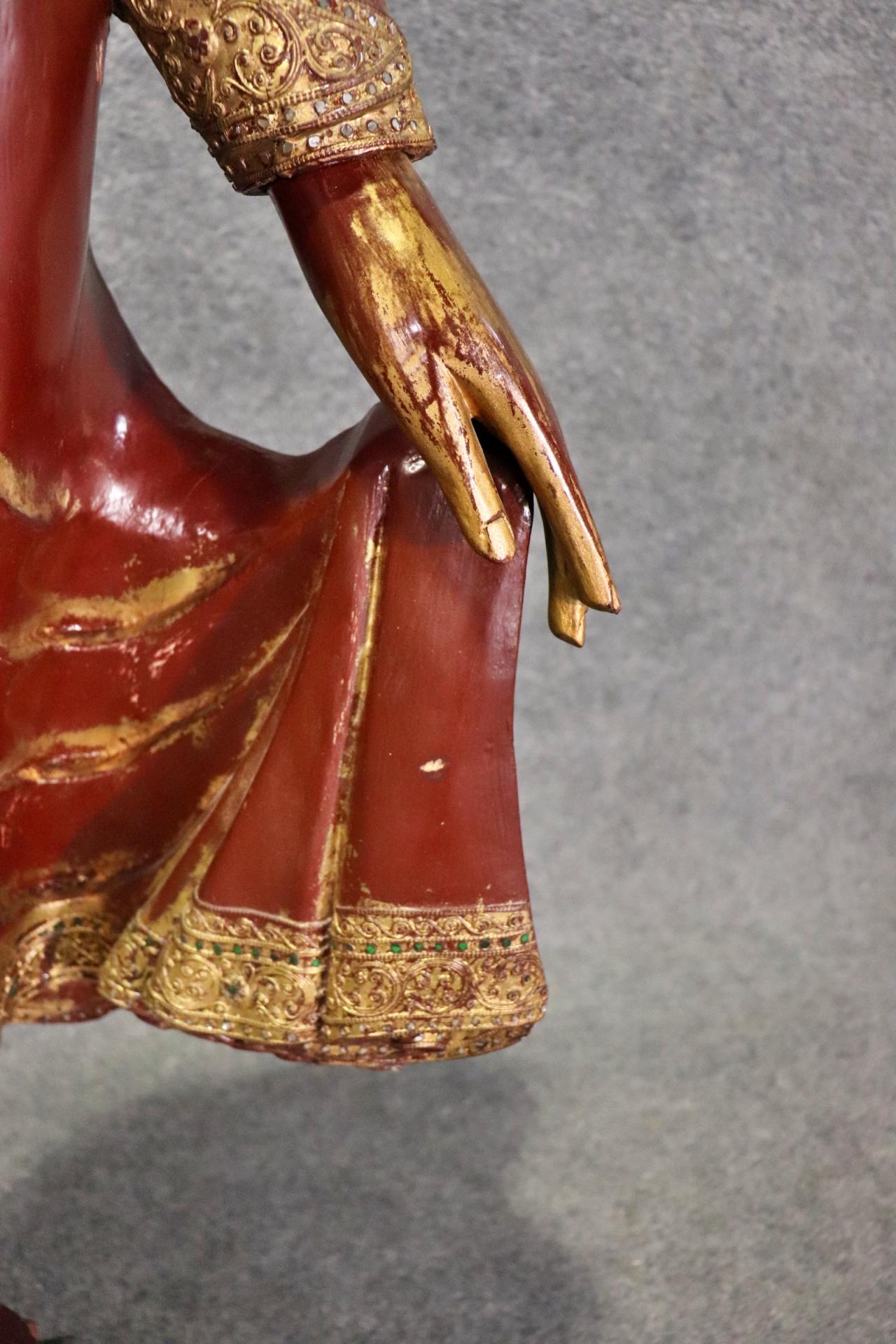Geschnitzte Mandalay-Statue aus polychromiertem und vergoldetem Holz, Tibetisch oder Thailand, Vintage im Zustand „Gut“ im Angebot in Swedesboro, NJ