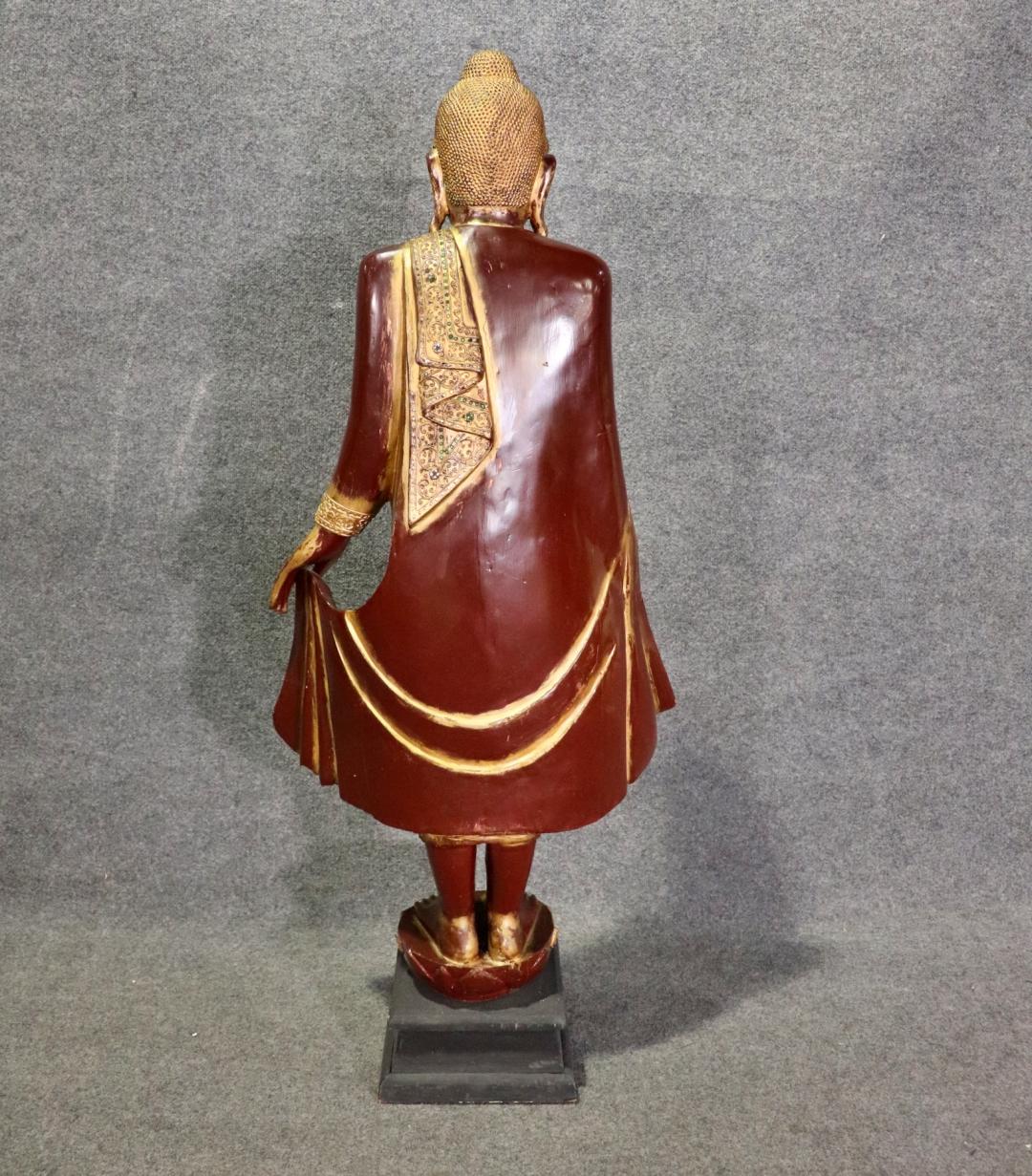 Geschnitzte Mandalay-Statue aus polychromiertem und vergoldetem Holz, Tibetisch oder Thailand, Vintage im Angebot 1