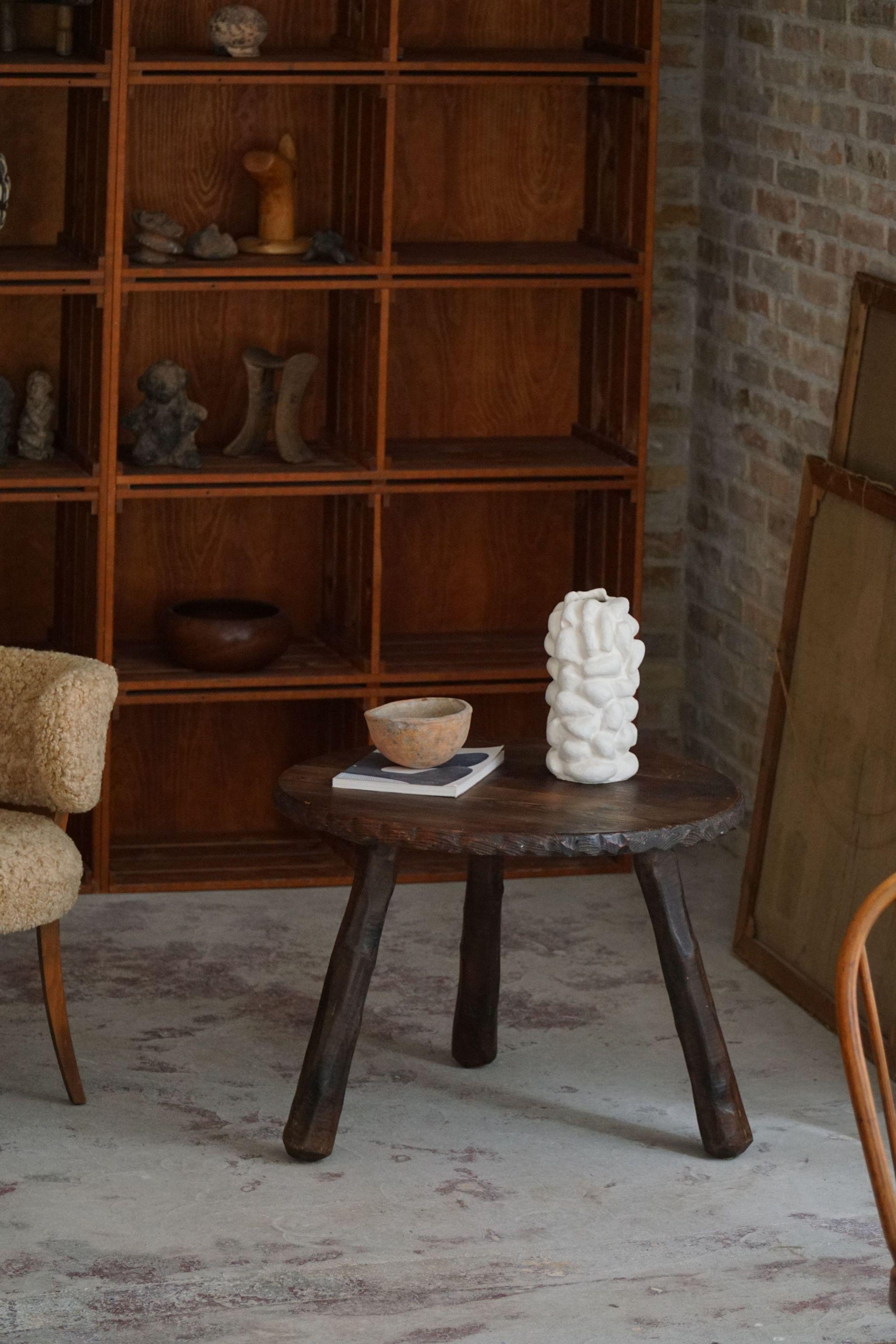 Table d'appoint / table basse Wabi Sabi, sculptée de manière experte dans du pin teinté par un ébéniste suédois qualifié dans les années 1960. Cette table affiche une esthétique minimaliste avec des imperfections subtiles qui célèbrent la beauté des