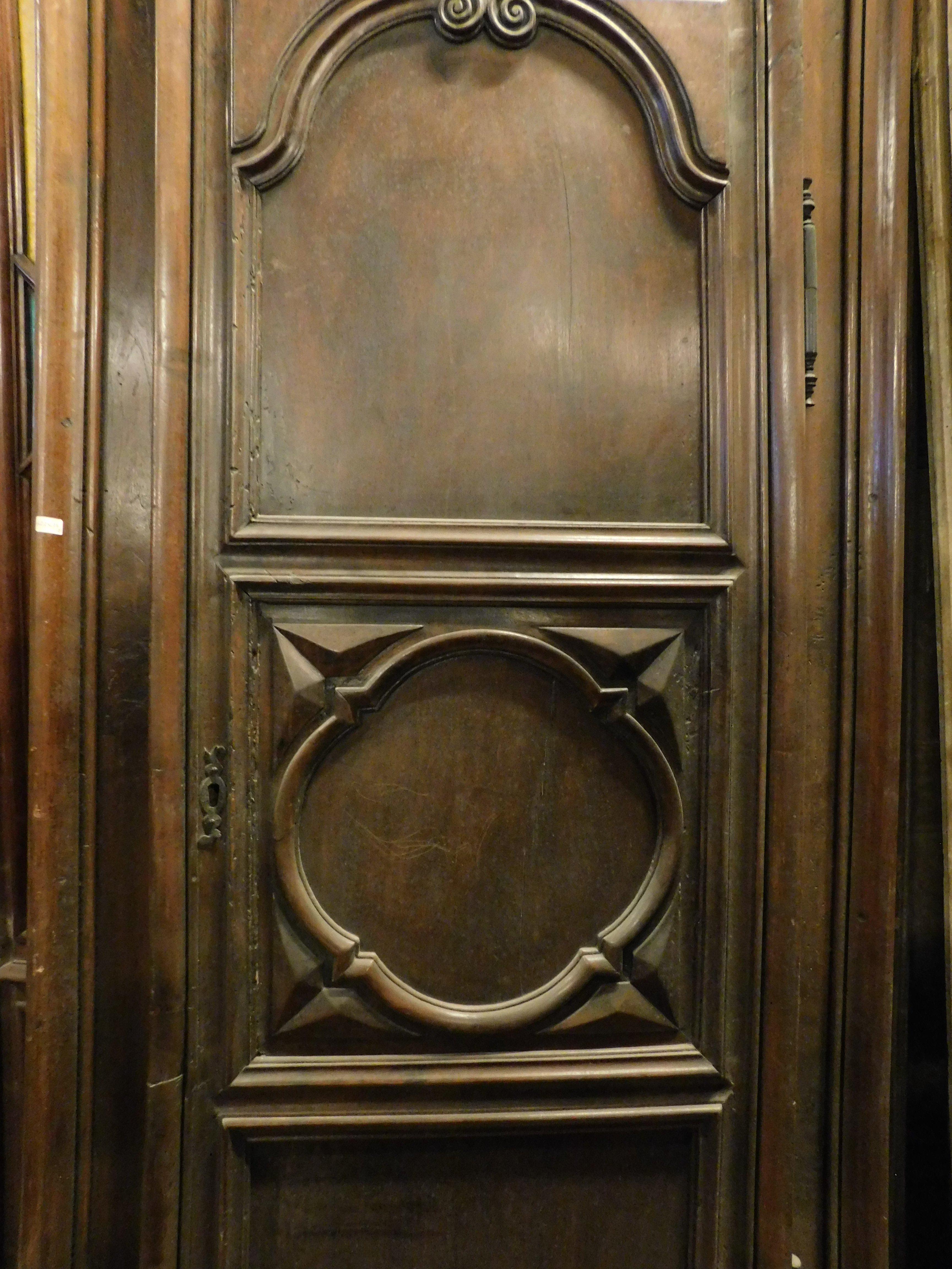 Armoire murale sculptée, placard, armoire murale en noyer sculpté, Italie Bon état - En vente à Cuneo, Italy (CN)