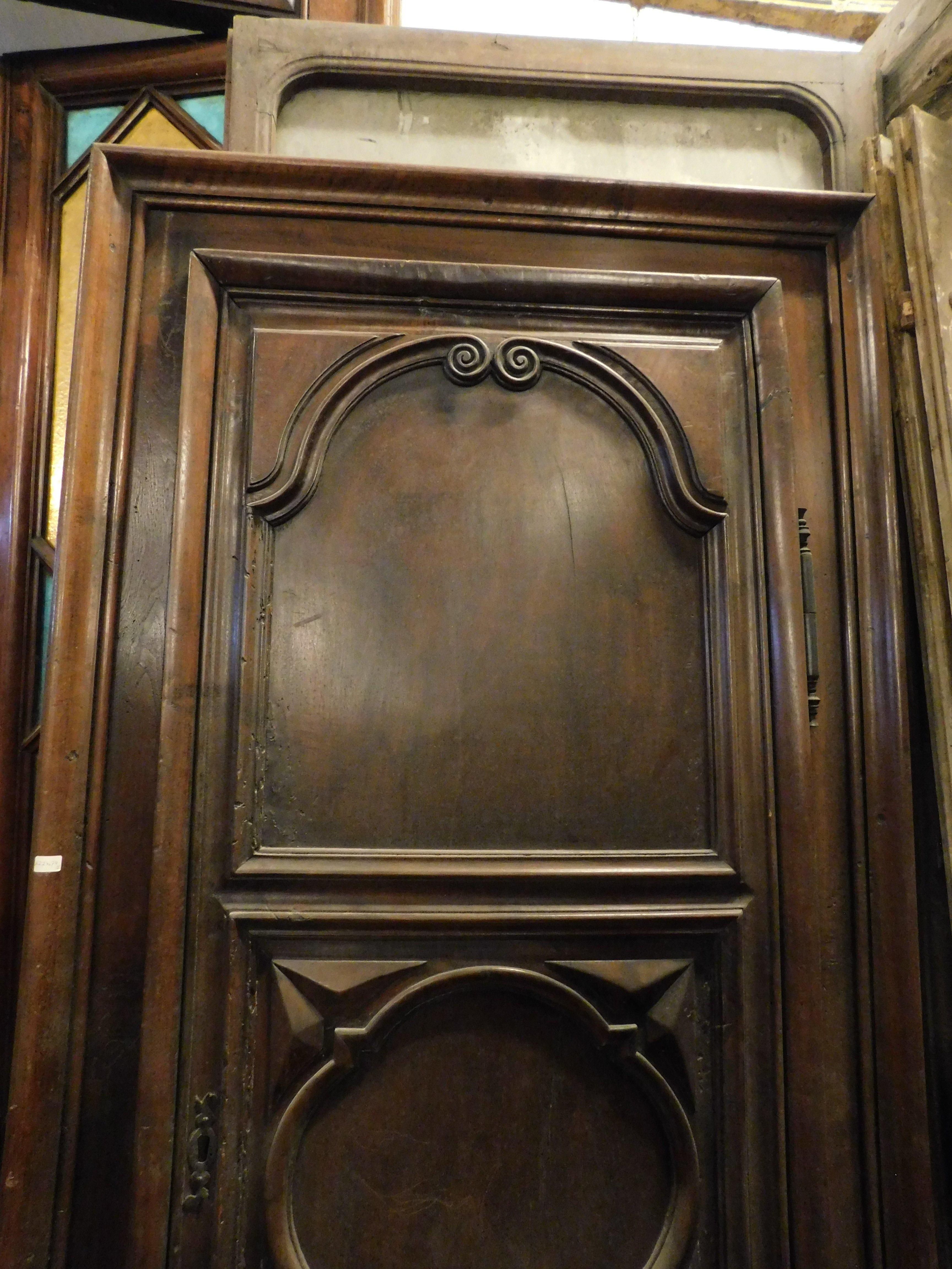 XIXe siècle Armoire murale sculptée, placard, armoire murale en noyer sculpté, Italie en vente