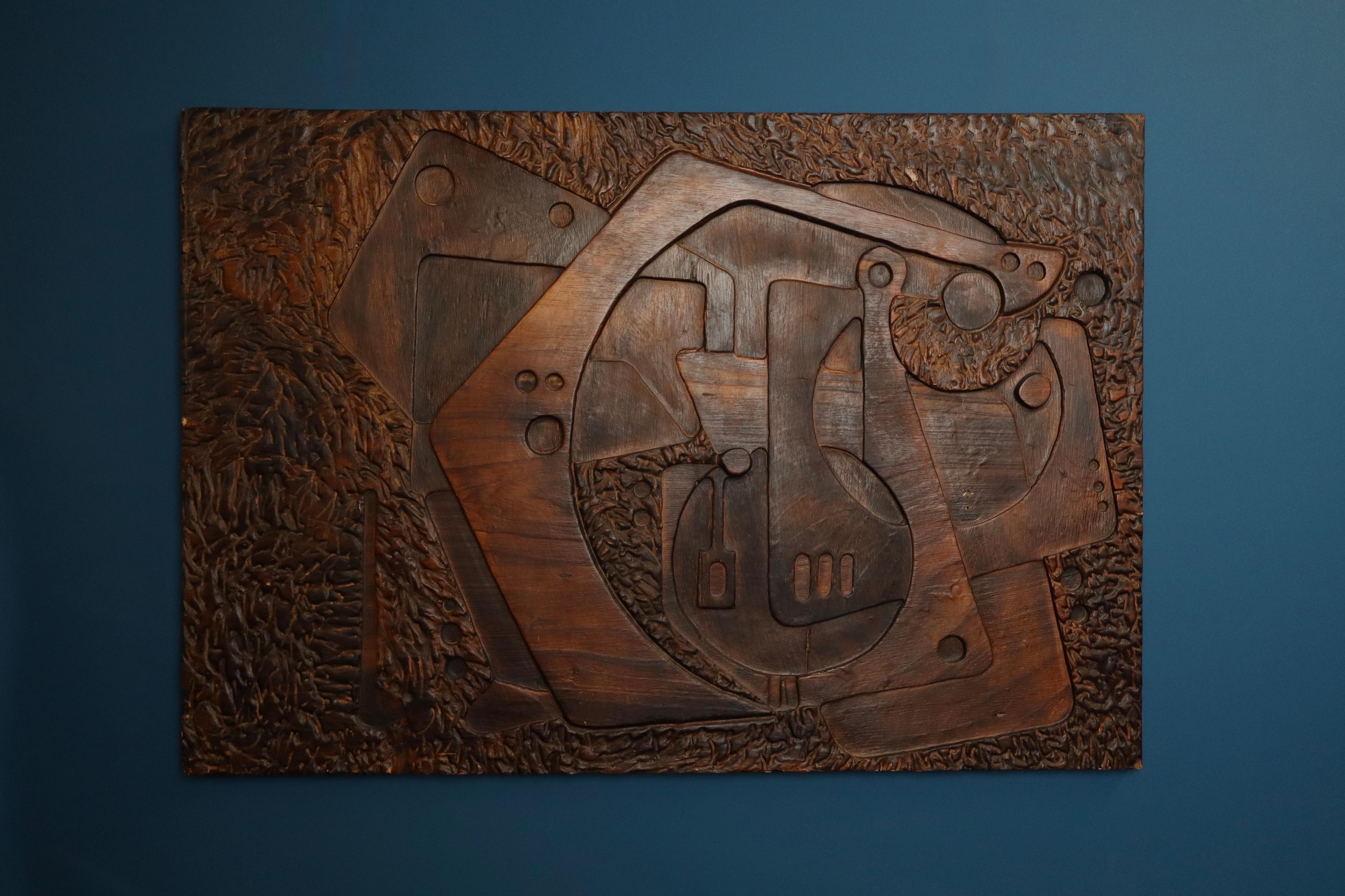 Eine seltene geschnitzte Wandtafel, die dem Studio Ponzio zugeschrieben wird. Sie wurde in den 1930er Jahren in Italien für die Gruppo 4 geschaffen, ein Kollektiv, das sich mit den angewandten Künsten und der architektonischen Dekoration der