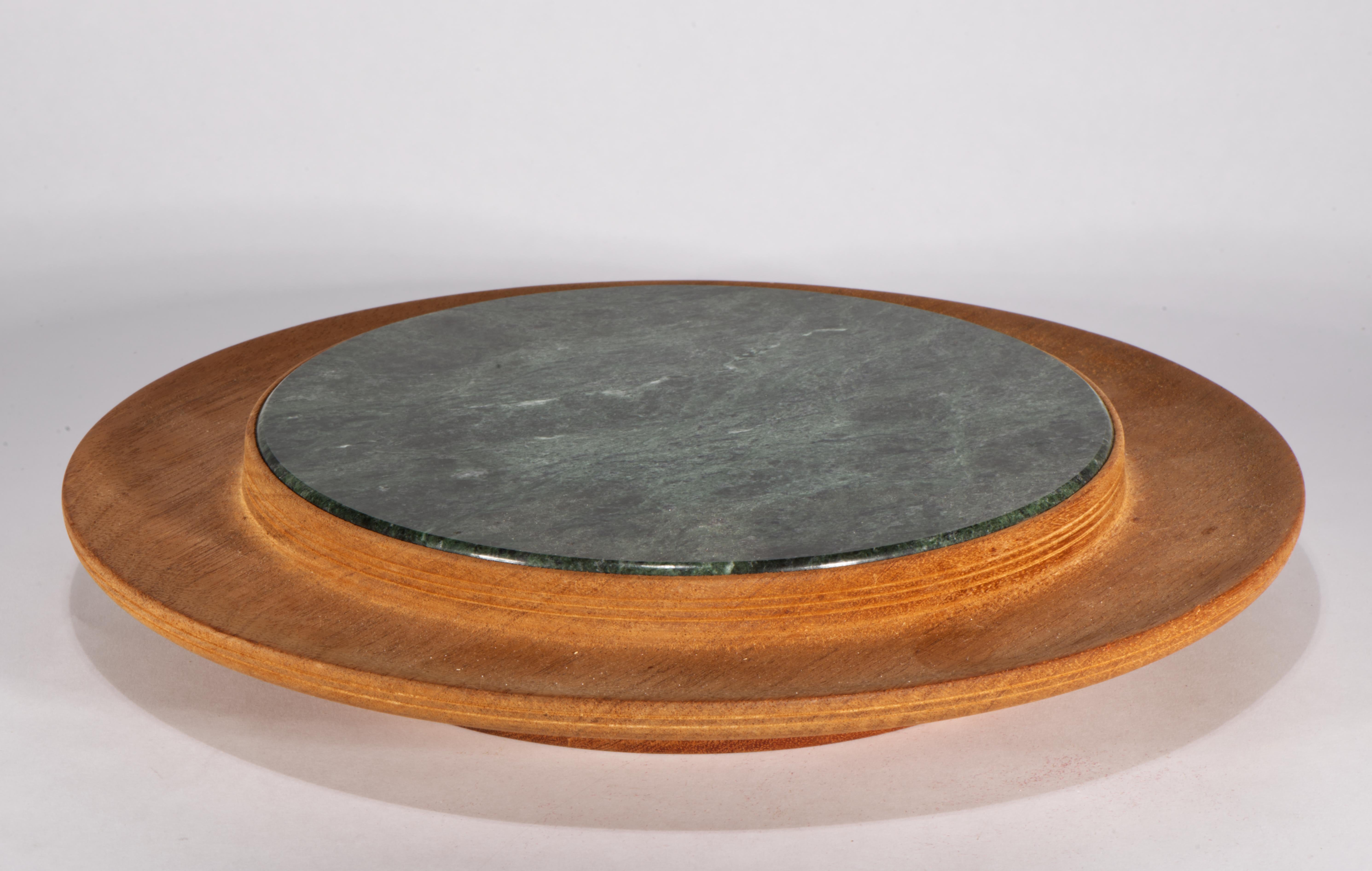  Ce plateau vintage en bois sculpté ou tourné présente une forme organique abstraite moderniste et un choix frappant de bois de noyer massif et de marbre vert magnifiquement veiné. Le large rebord en bois du plateau s'abaisse doucement, formant un