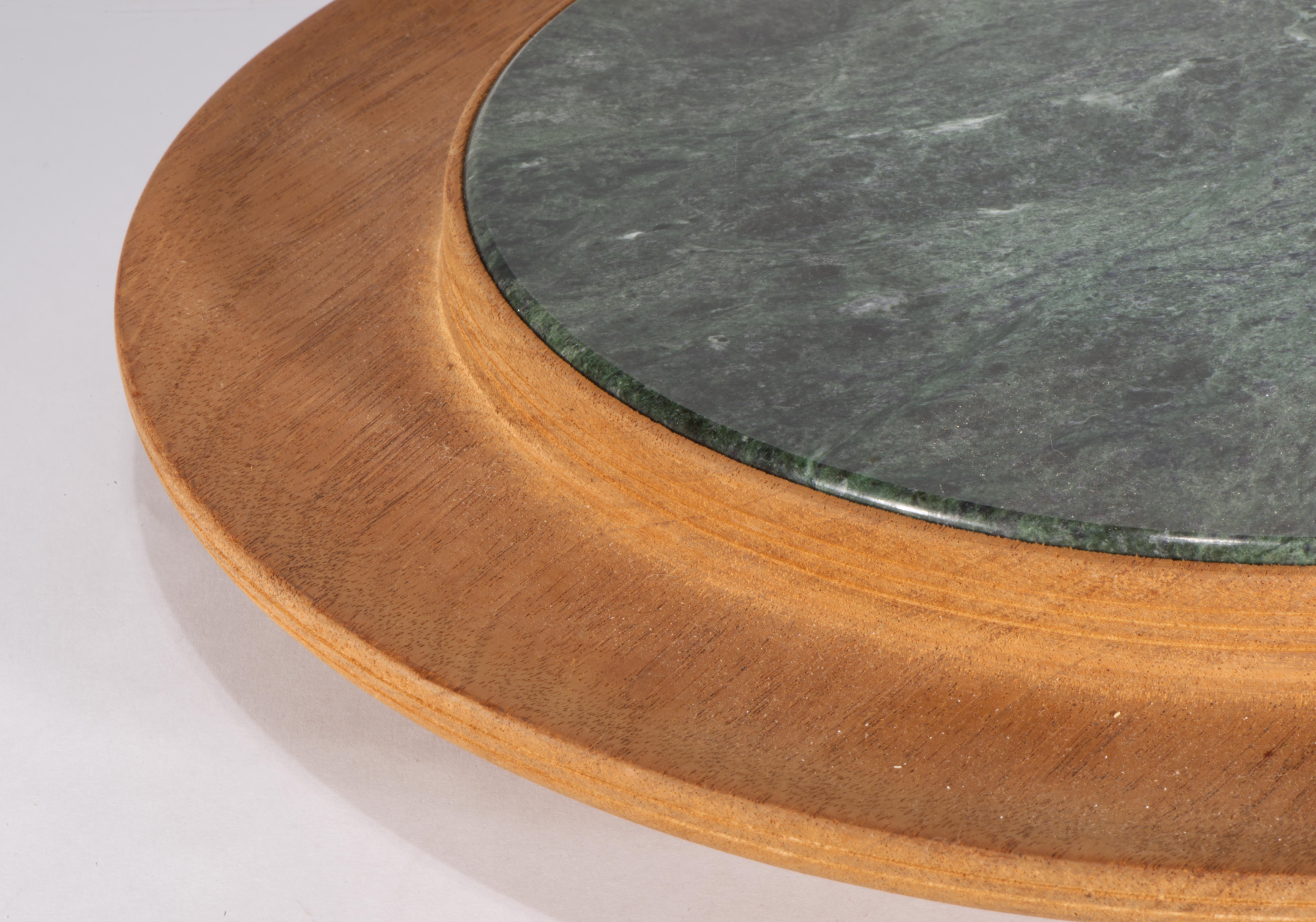 Mid-Century Modern Plateau à gradins en noyer sculpté et marbre vert, American Studio Craftsman en vente