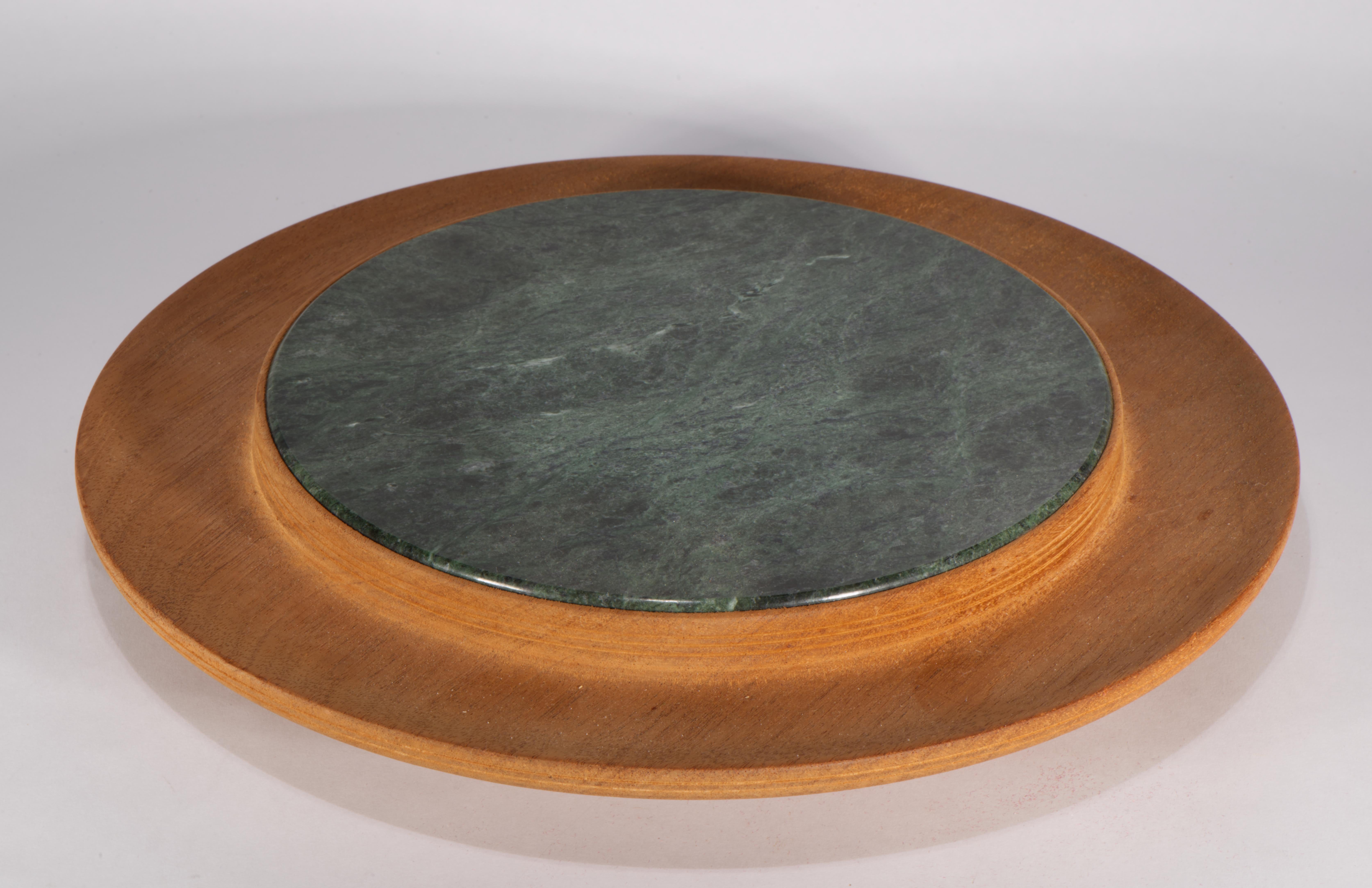 Américain Plateau à gradins en noyer sculpté et marbre vert, American Studio Craftsman en vente