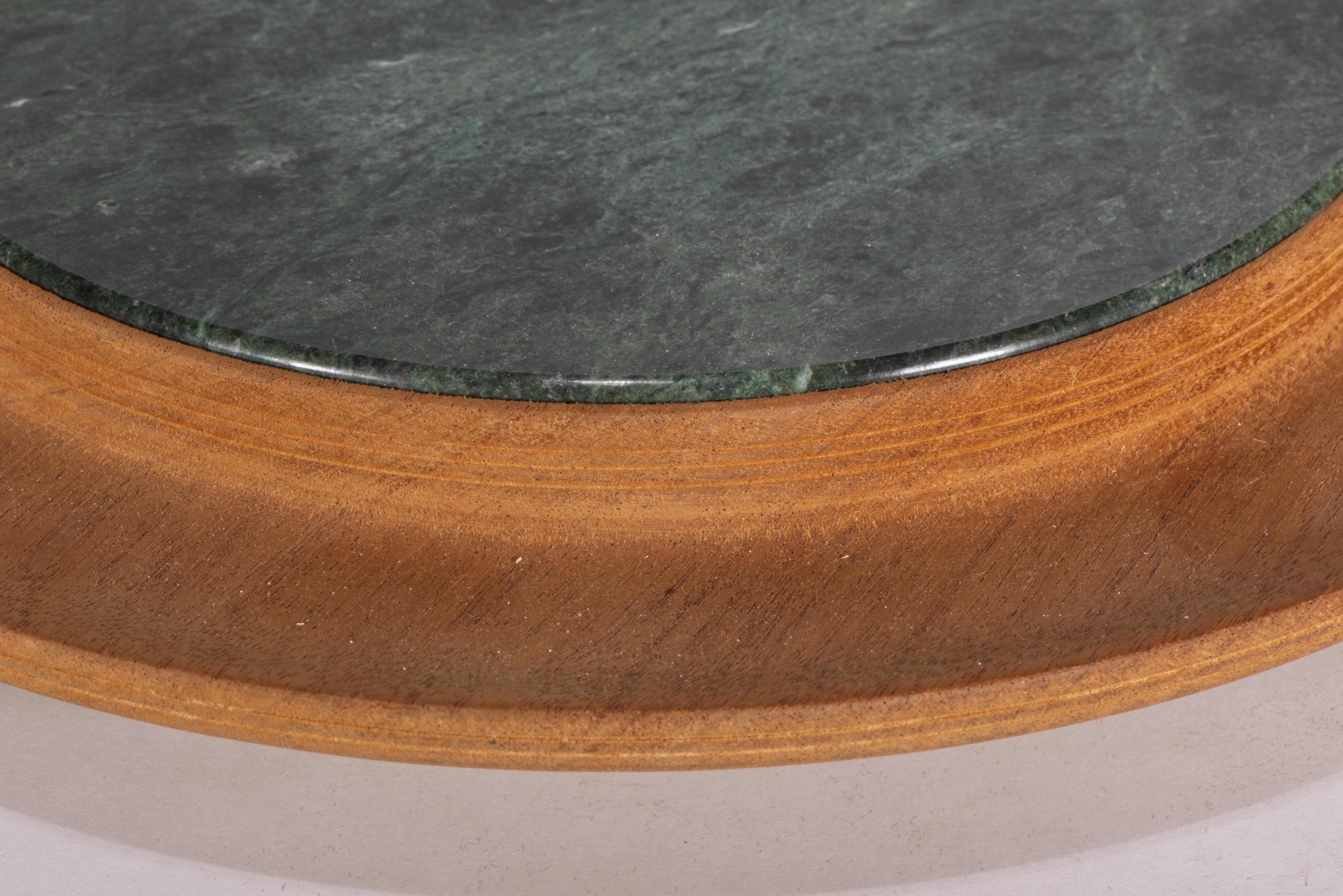 Fait main Plateau à gradins en noyer sculpté et marbre vert, American Studio Craftsman en vente