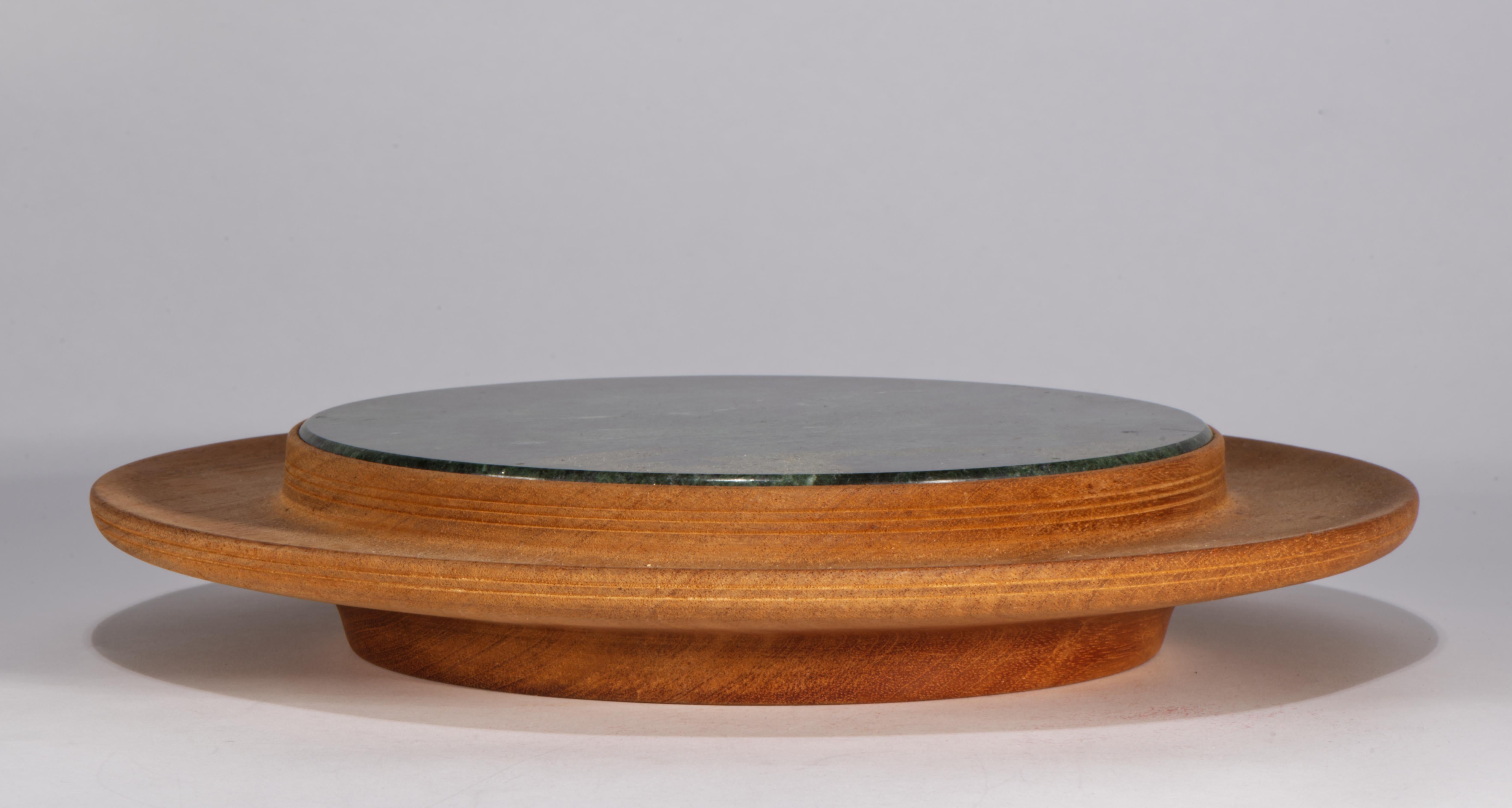 20ième siècle Plateau à gradins en noyer sculpté et marbre vert, American Studio Craftsman en vente