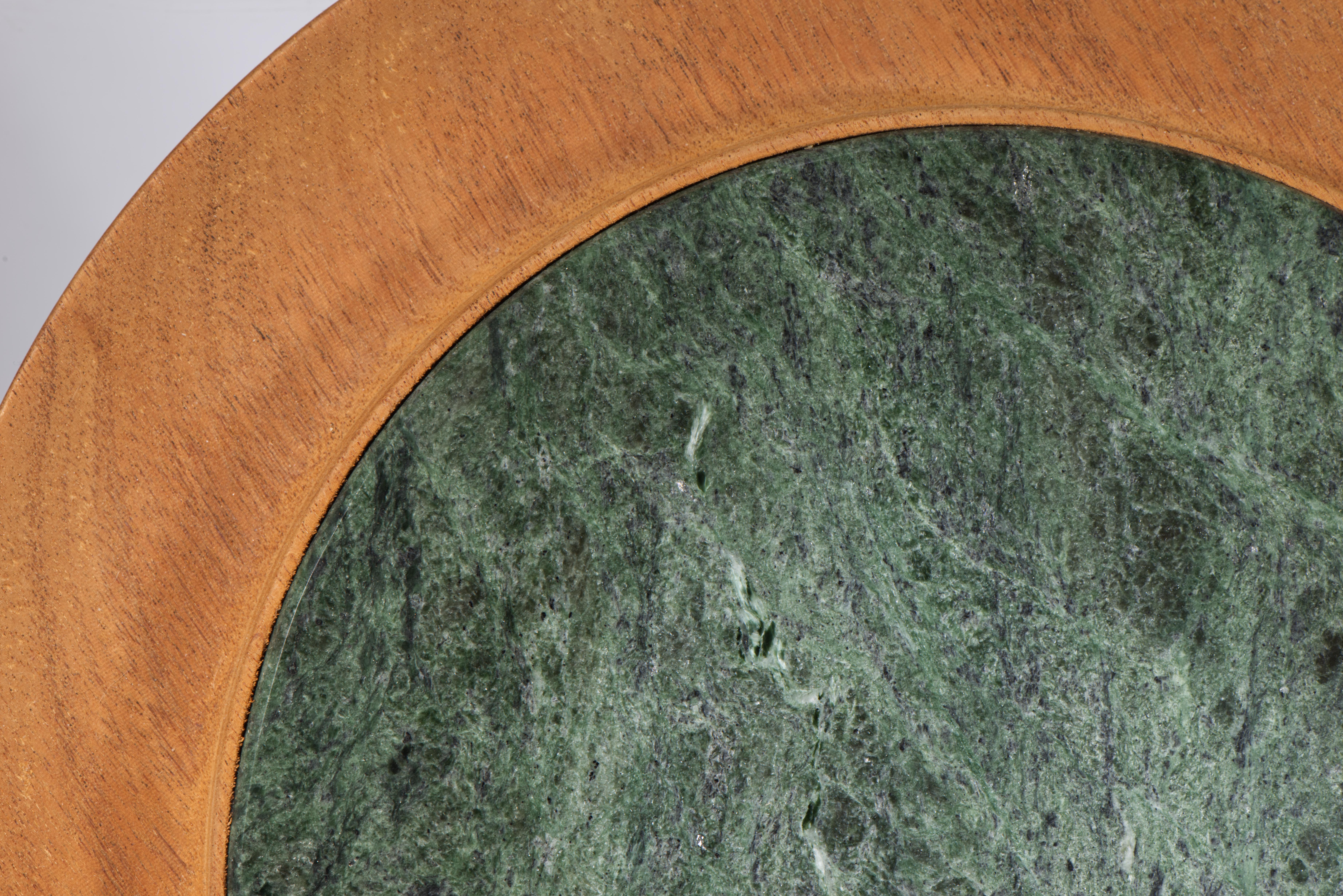 Marbre Plateau à gradins en noyer sculpté et marbre vert, American Studio Craftsman en vente