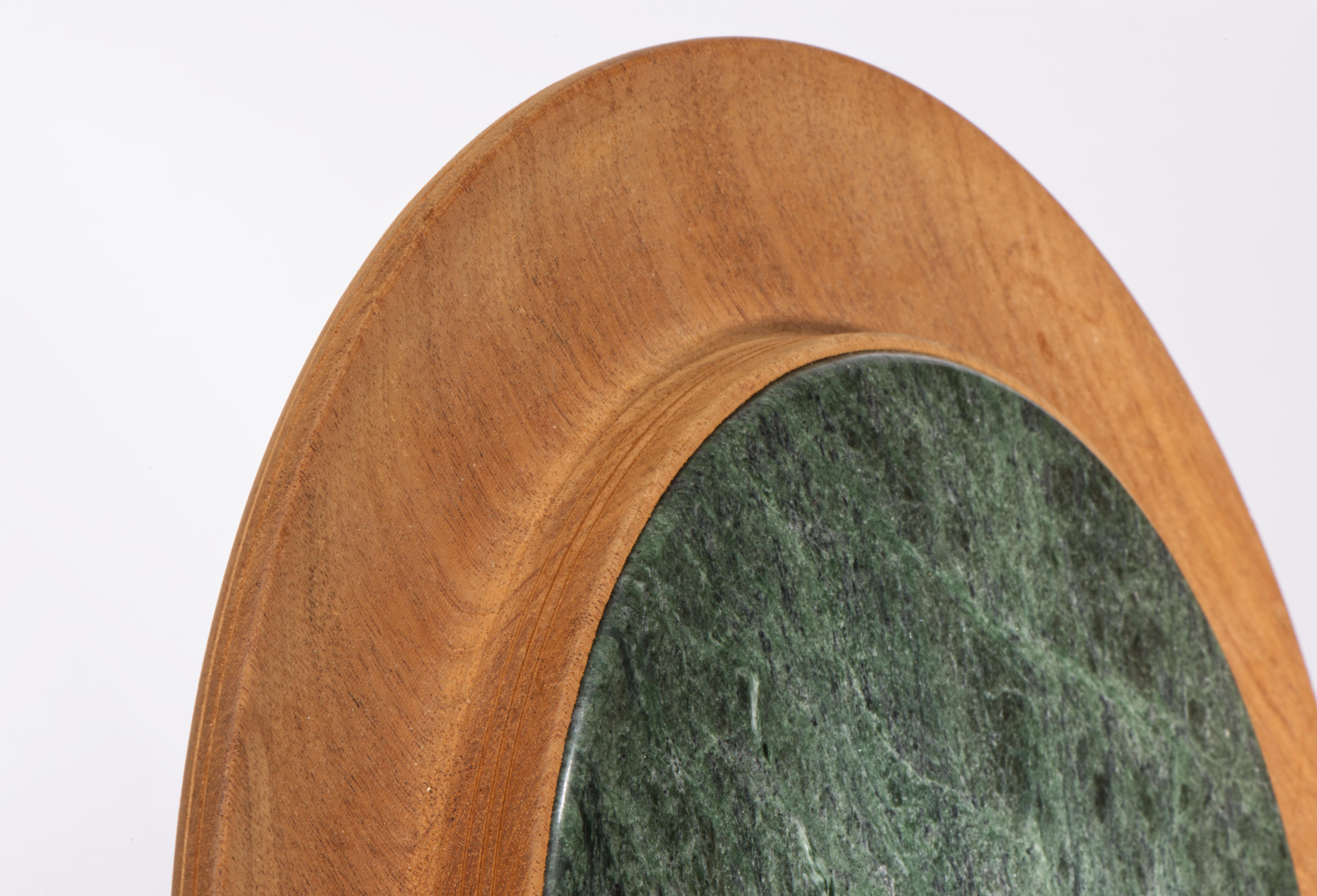 Plateau à gradins en noyer sculpté et marbre vert, American Studio Craftsman en vente 1