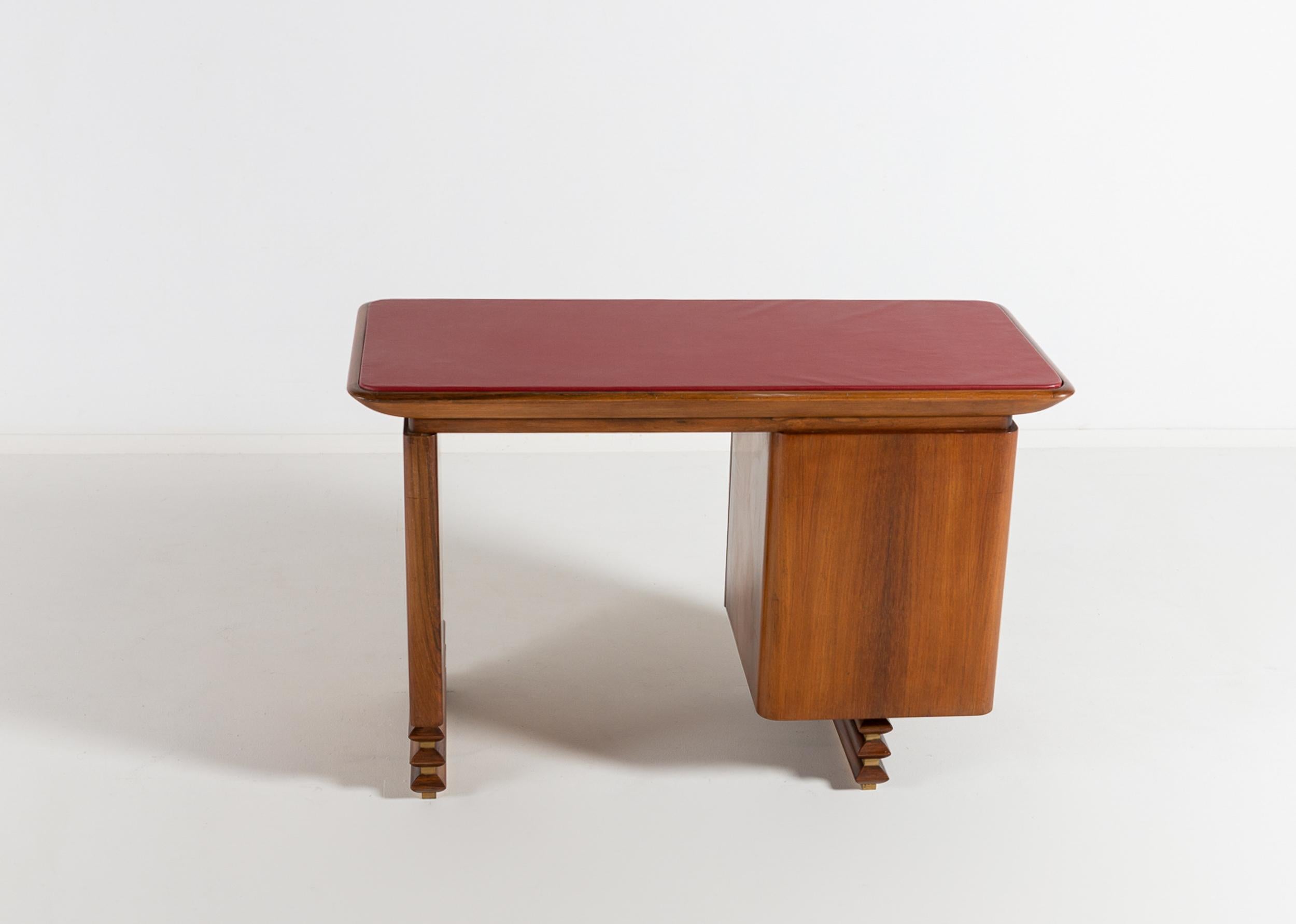 Schreibtisch aus geschnitztem Nussbaum und Palisanderholz mit passendem Stuhl, Italien, 1960 im Angebot 2