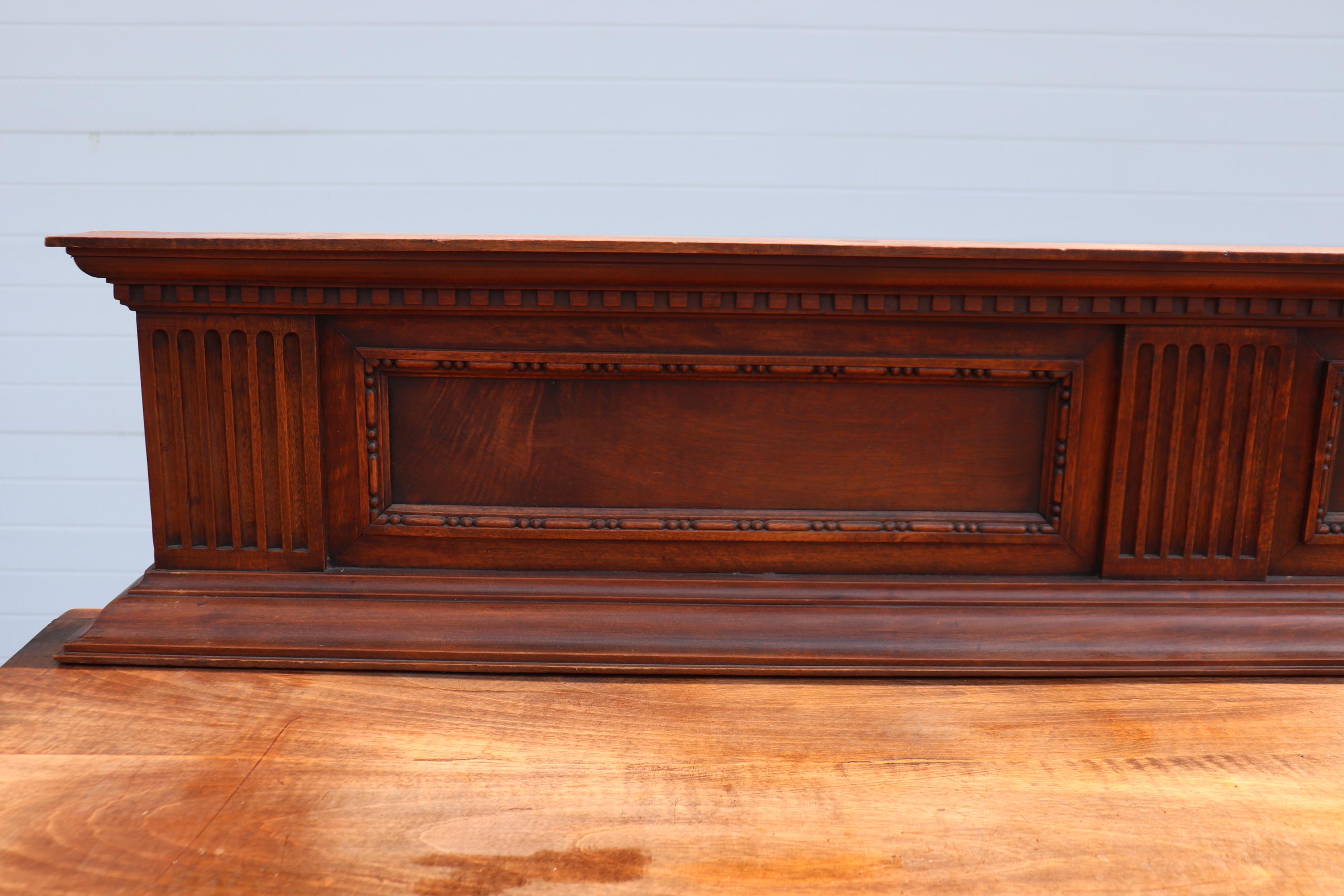 Aparador Neoclásico Italiano Antiguo de Pie de Pata de Nogal Tallado en venta 2
