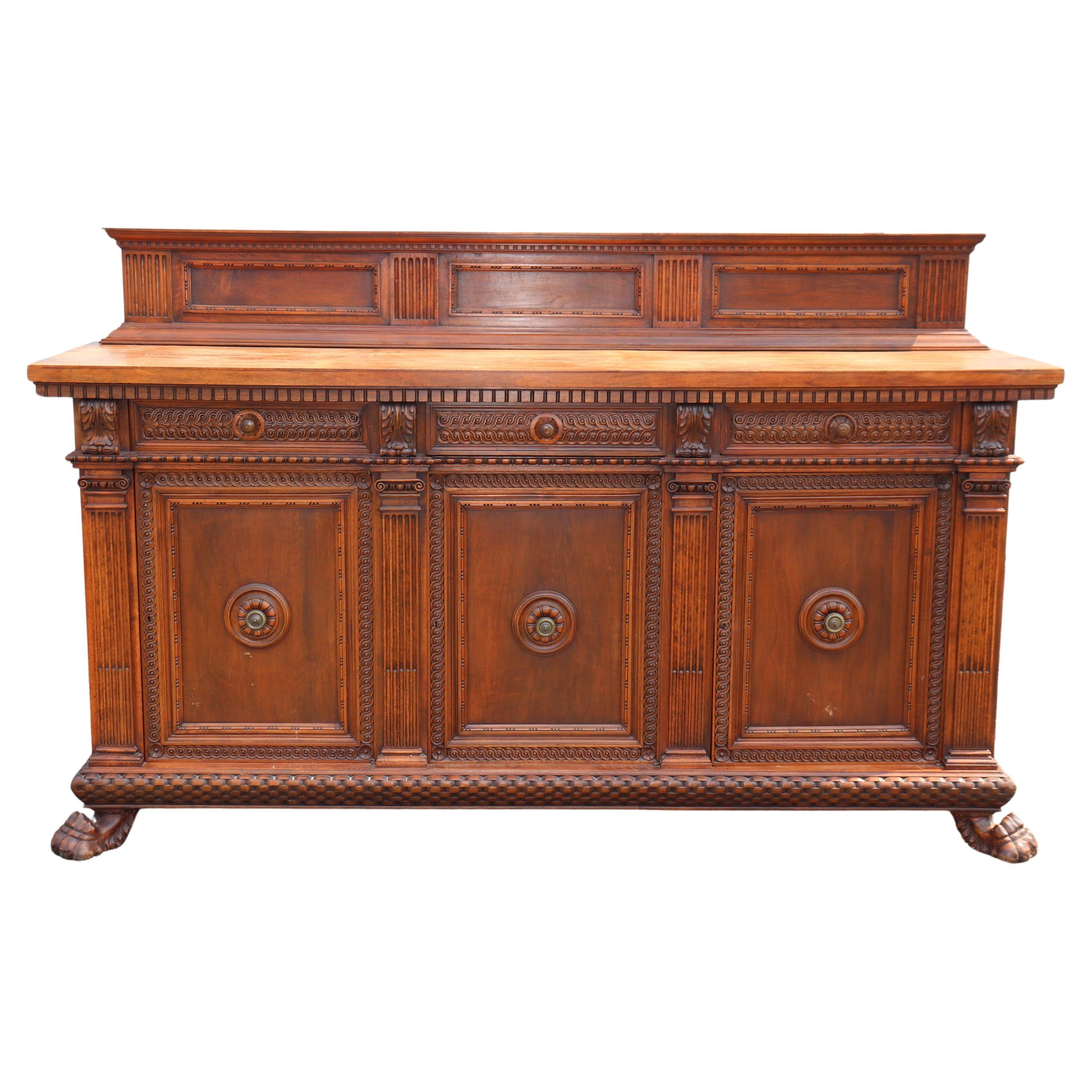 Grand buffet italien néoclassique à pattes en noyer sculpté