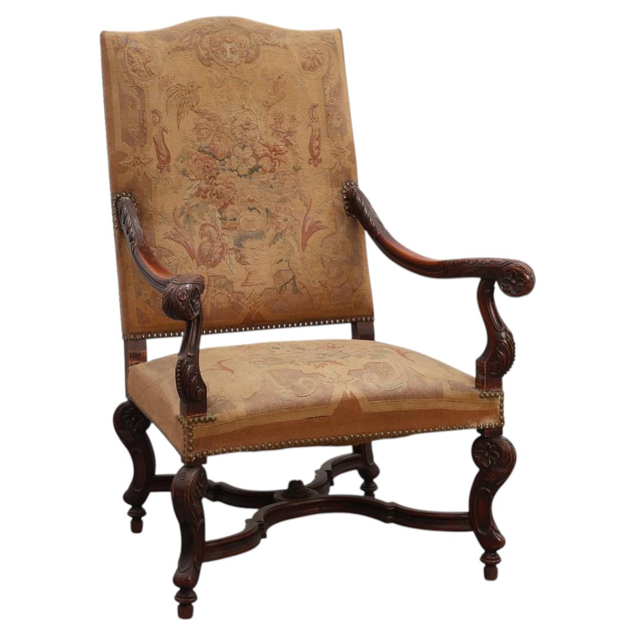 Fauteuil en noyer sculpté, avec motifs en volutes et revêtement en tapisserie, France, vers 1800 en vente