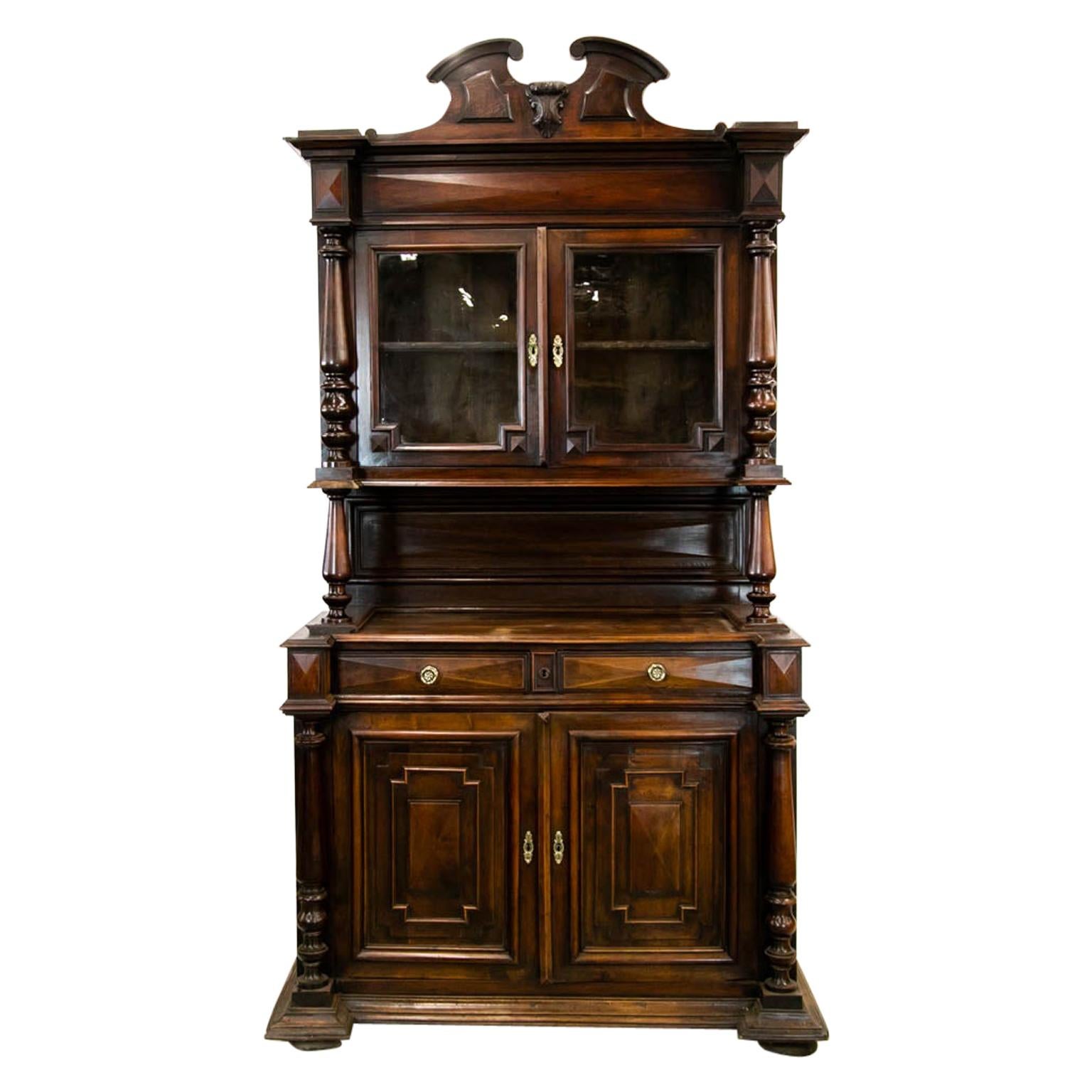 Armoire de bar en noyer sculpté