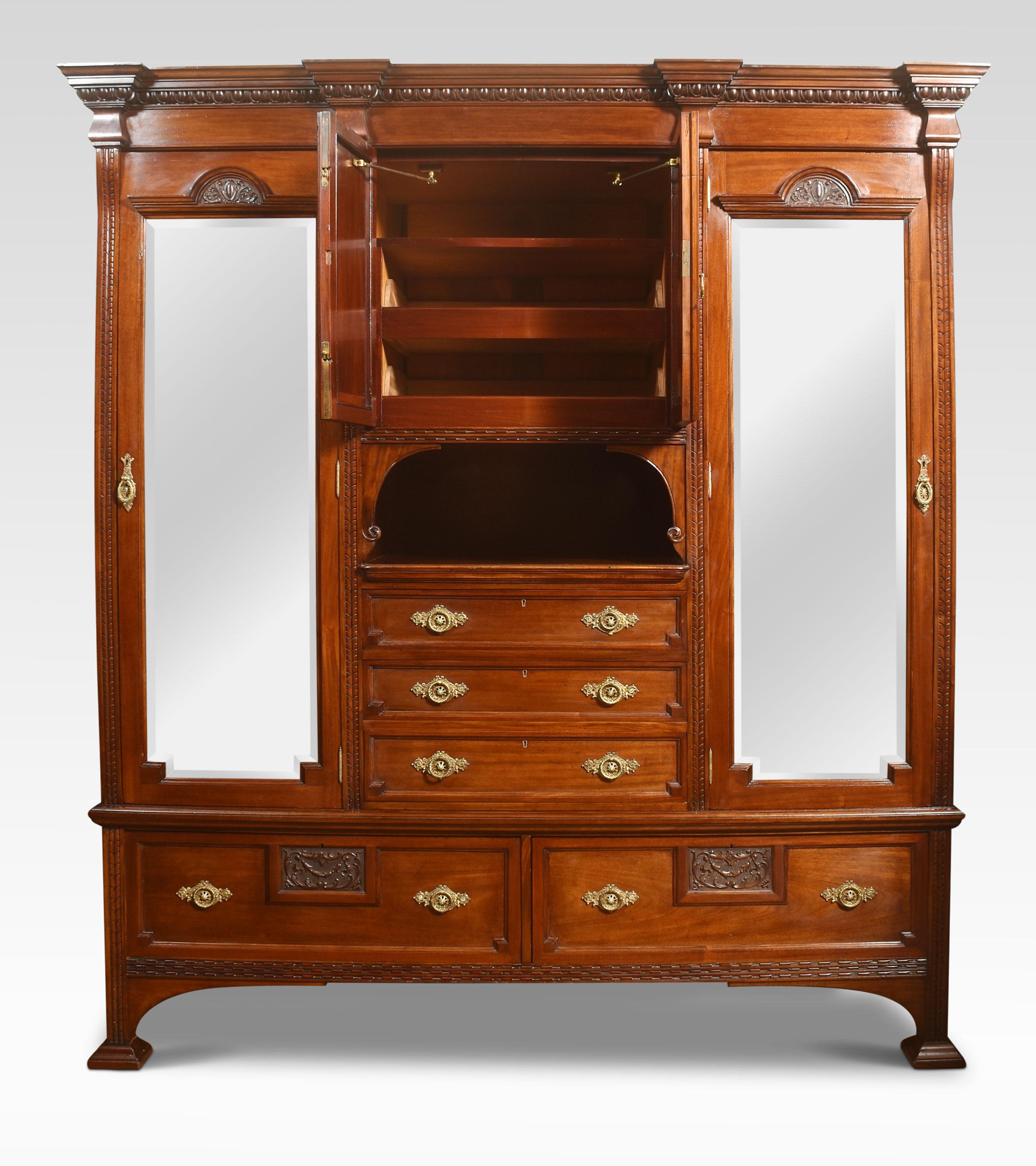Armadio Compactum in noce intagliato in vendita 1