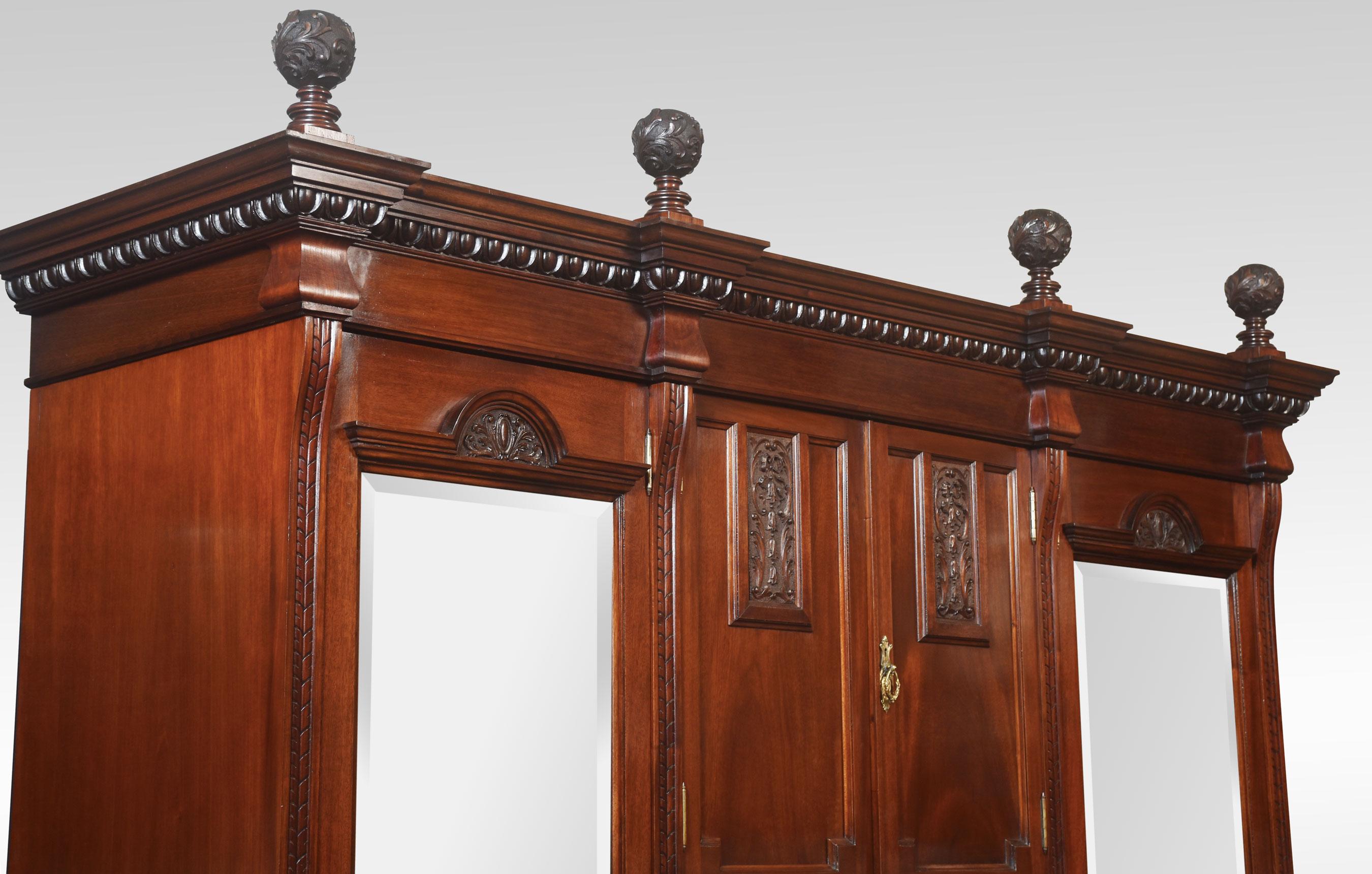 Armadio Compactum in noce intagliato in vendita 3