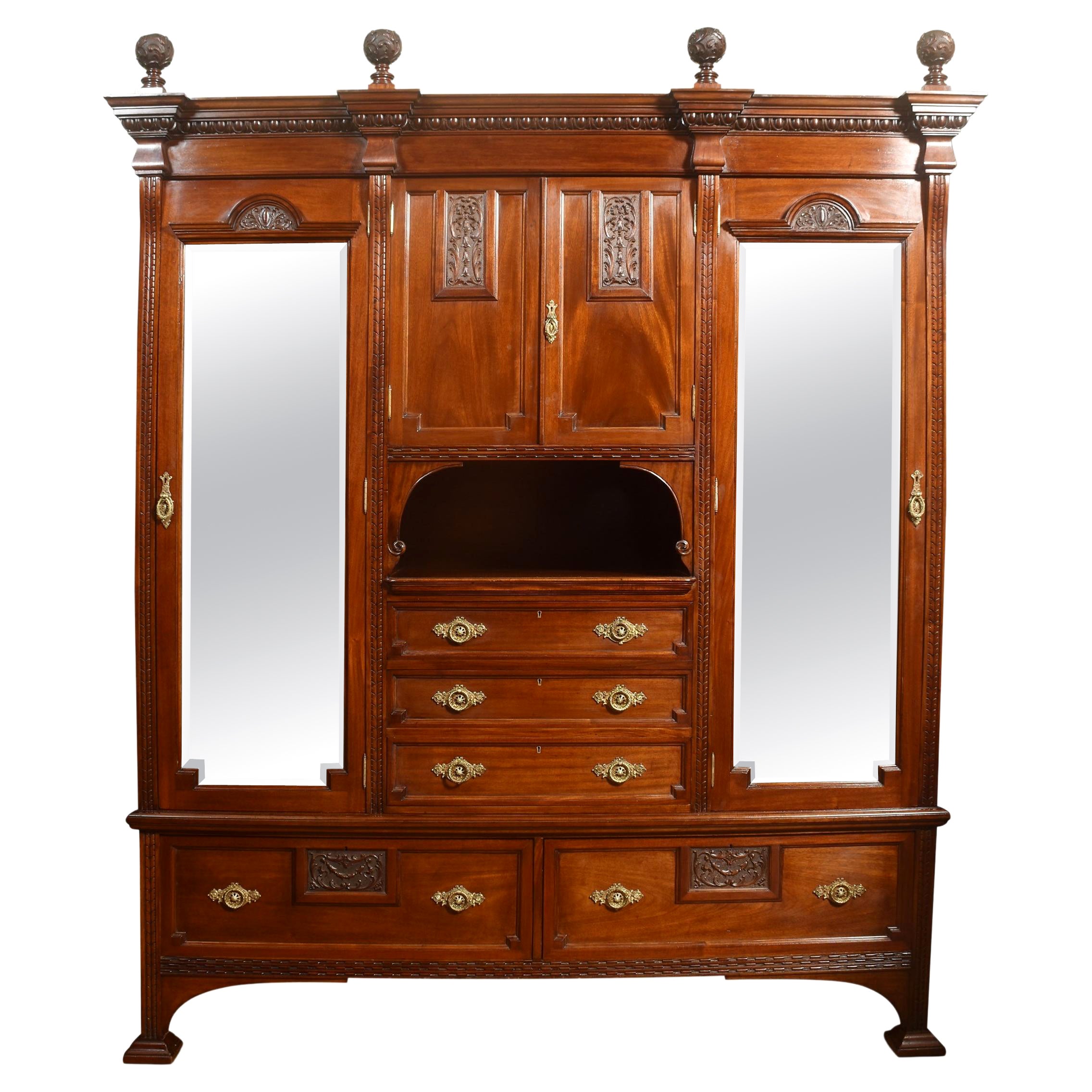 Armadio Compactum in noce intagliato
