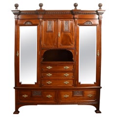 Armadio Compactum in noce intagliato