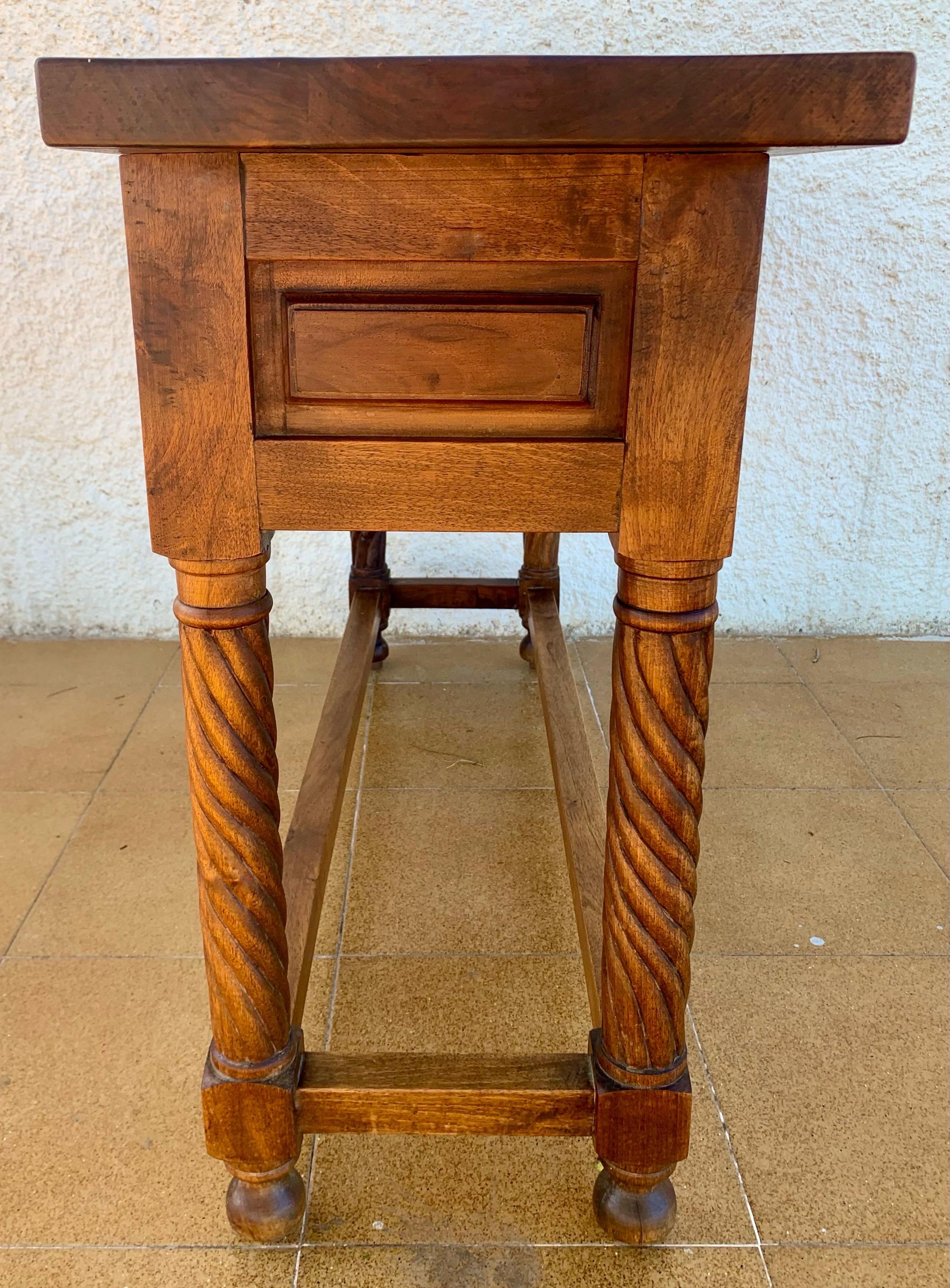 Carved Walnut Console Table With Solomonic Legs And Two Drawers, 1920s (Handgeschnitzt) im Angebot