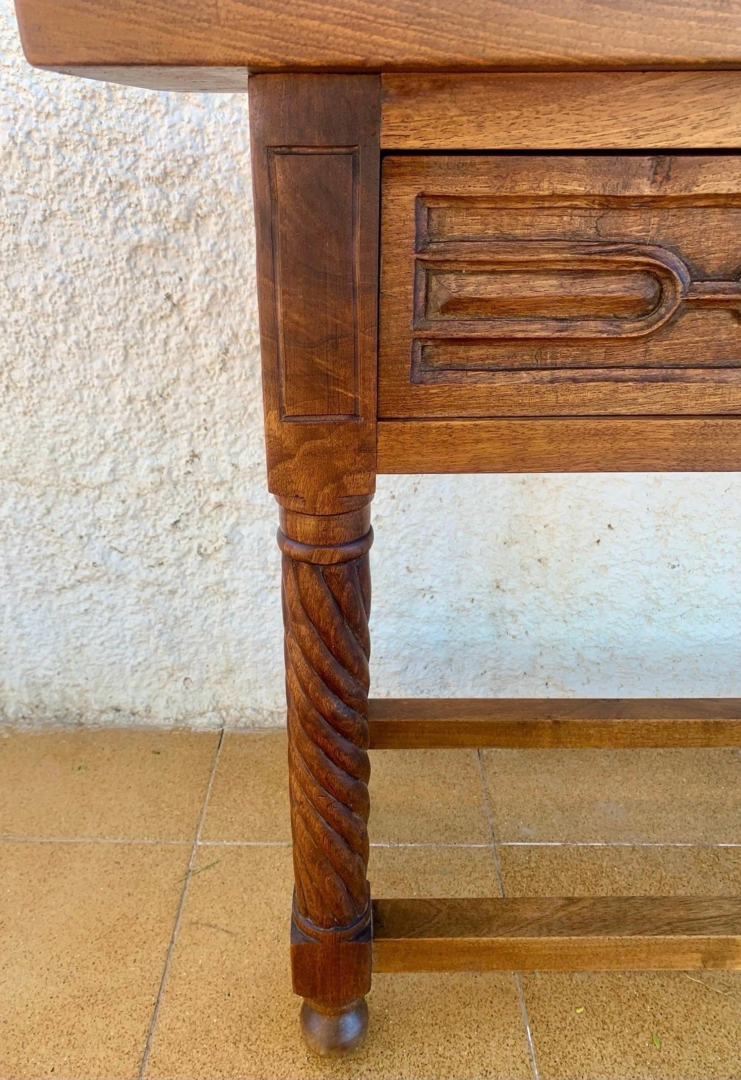 Carved Walnut Console Table With Solomonic Legs And Two Drawers, 1920s im Zustand „Gut“ im Angebot in BÉTERA, ES