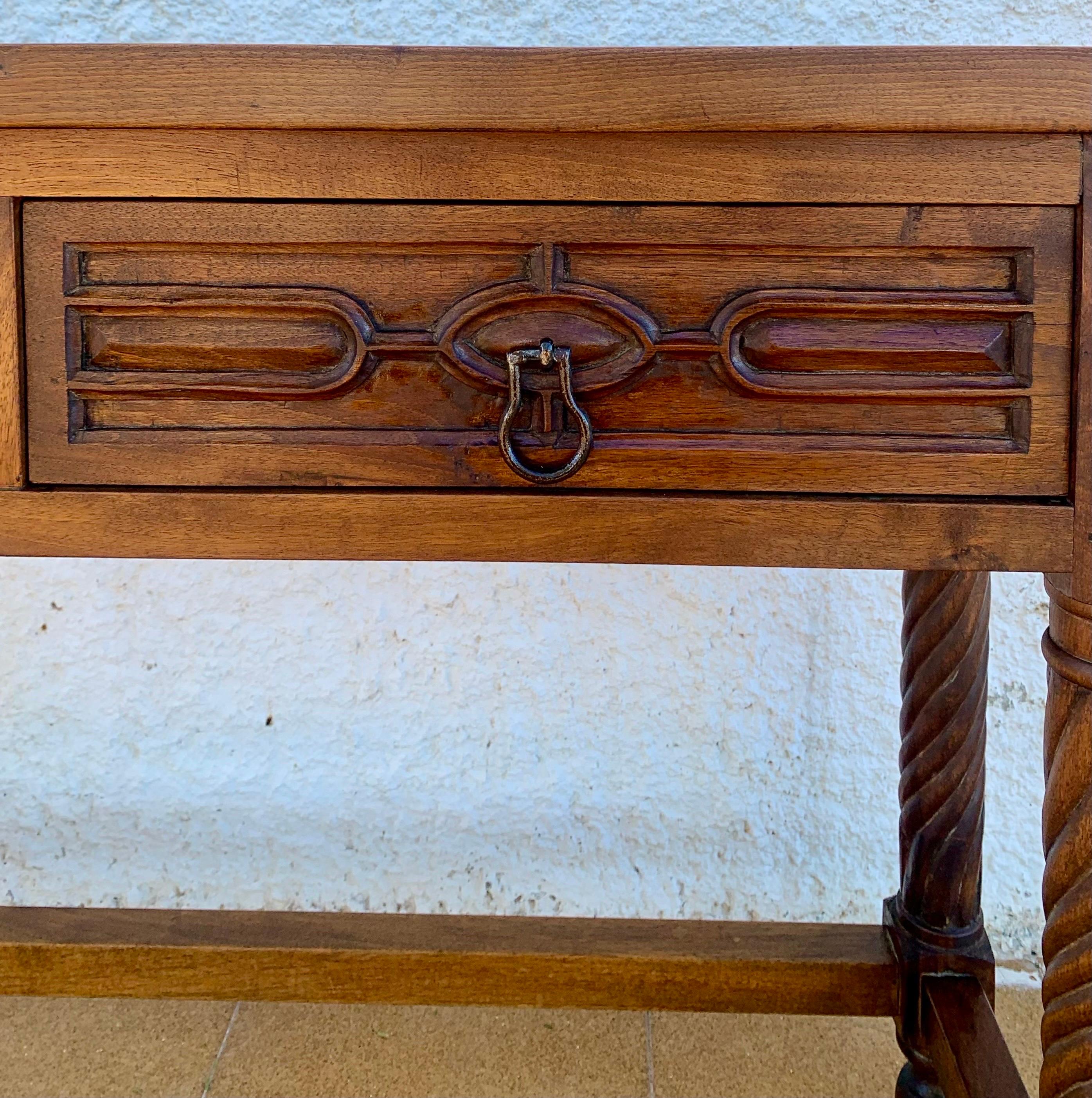 Carved Walnut Console Table With Solomonic Legs And Two Drawers, 1920s (Frühes 20. Jahrhundert) im Angebot
