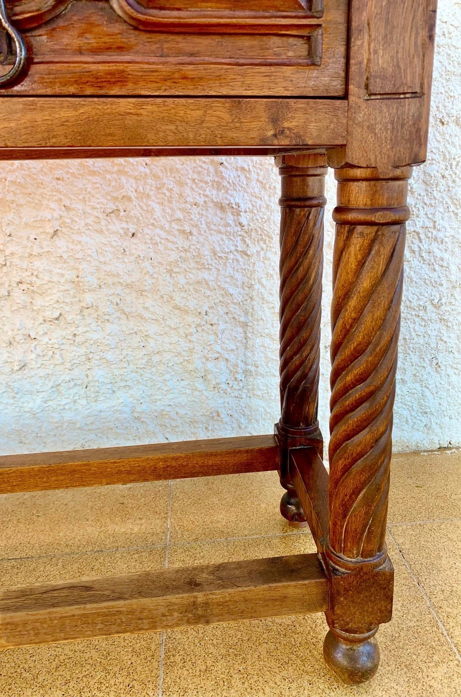 Carved Walnut Console Table With Solomonic Legs And Two Drawers, 1920s (Schmiedeeisen) im Angebot
