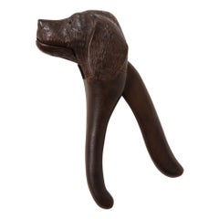 Casse-noix pour chien en noyer sculpté