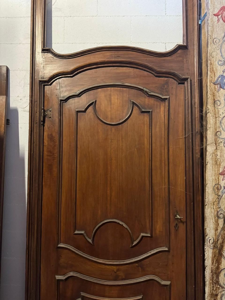 Carved walnut door with a tall frame and space for an overdoor, Italy In Good Condition For Sale In Cuneo, Italy (CN)