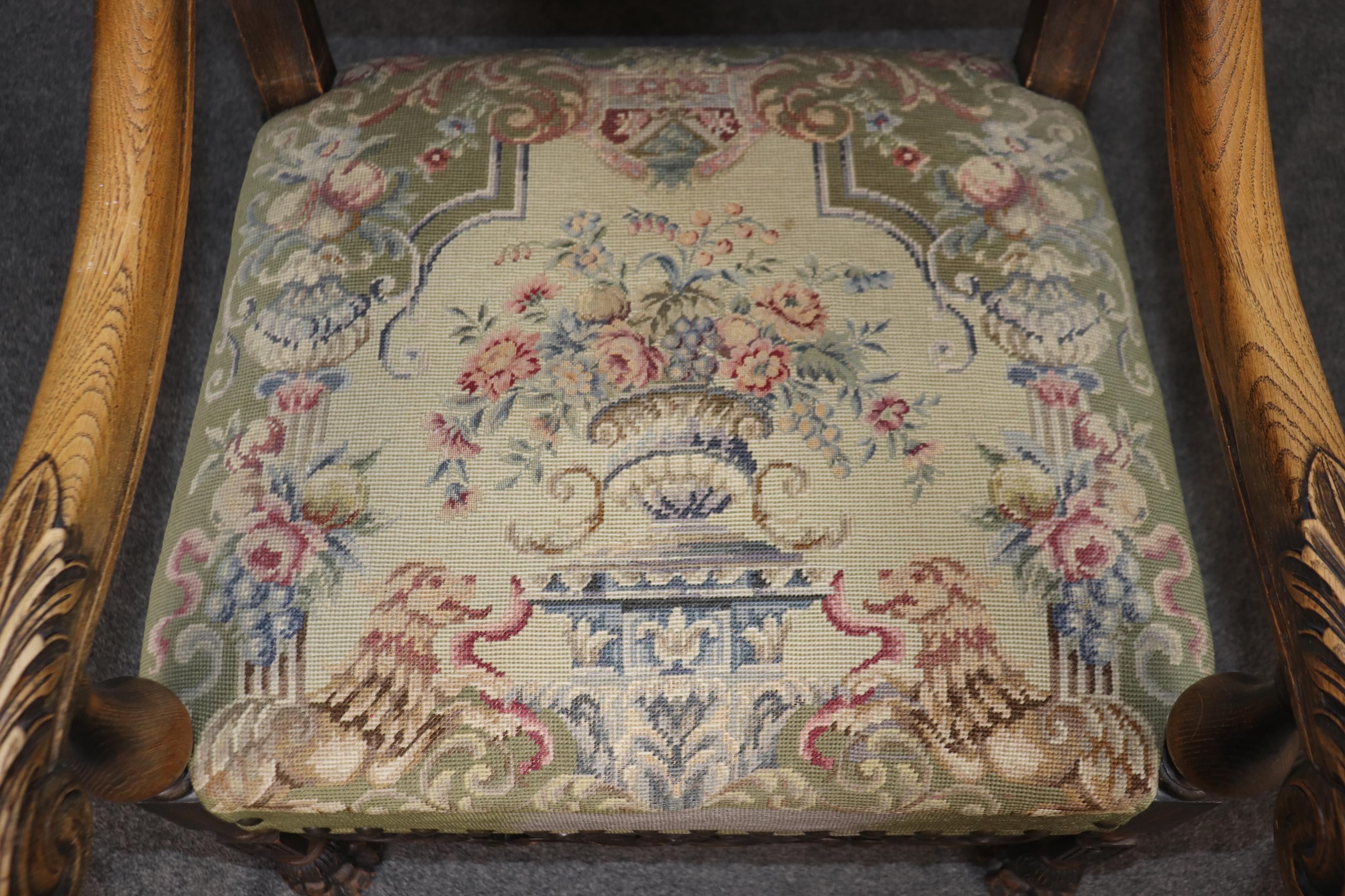 Sedia da trono intagliata in noce inglese vittoriana con schienale alto e imbottito a punta d'ago in vendita 3