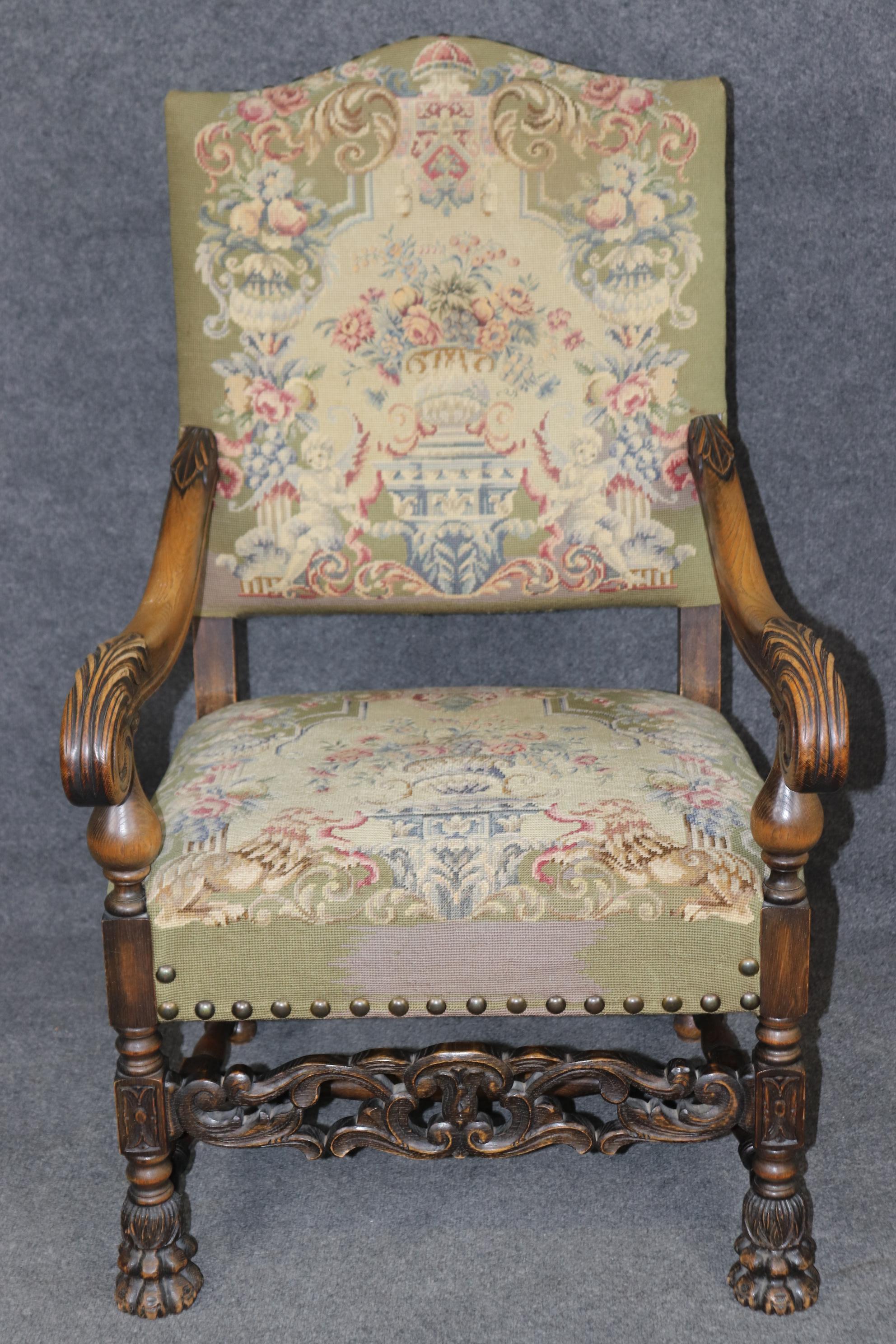 Si tratta di una superba sedia da trono con schienale alto in noce intagliato di epoca tardo-vittoriana. La punta dell'ago è bellissima e in buone condizioni originali. La cornice è splendidamente intagliata e presenta una patina raffinata. Misura