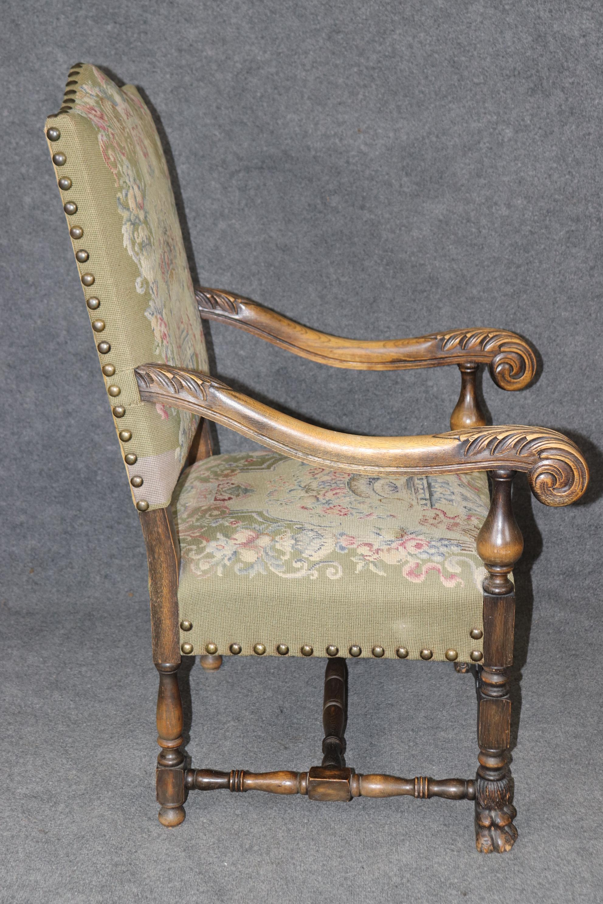 Sedia da trono intagliata in noce inglese vittoriana con schienale alto e imbottito a punta d'ago In condizioni buone in vendita a Swedesboro, NJ