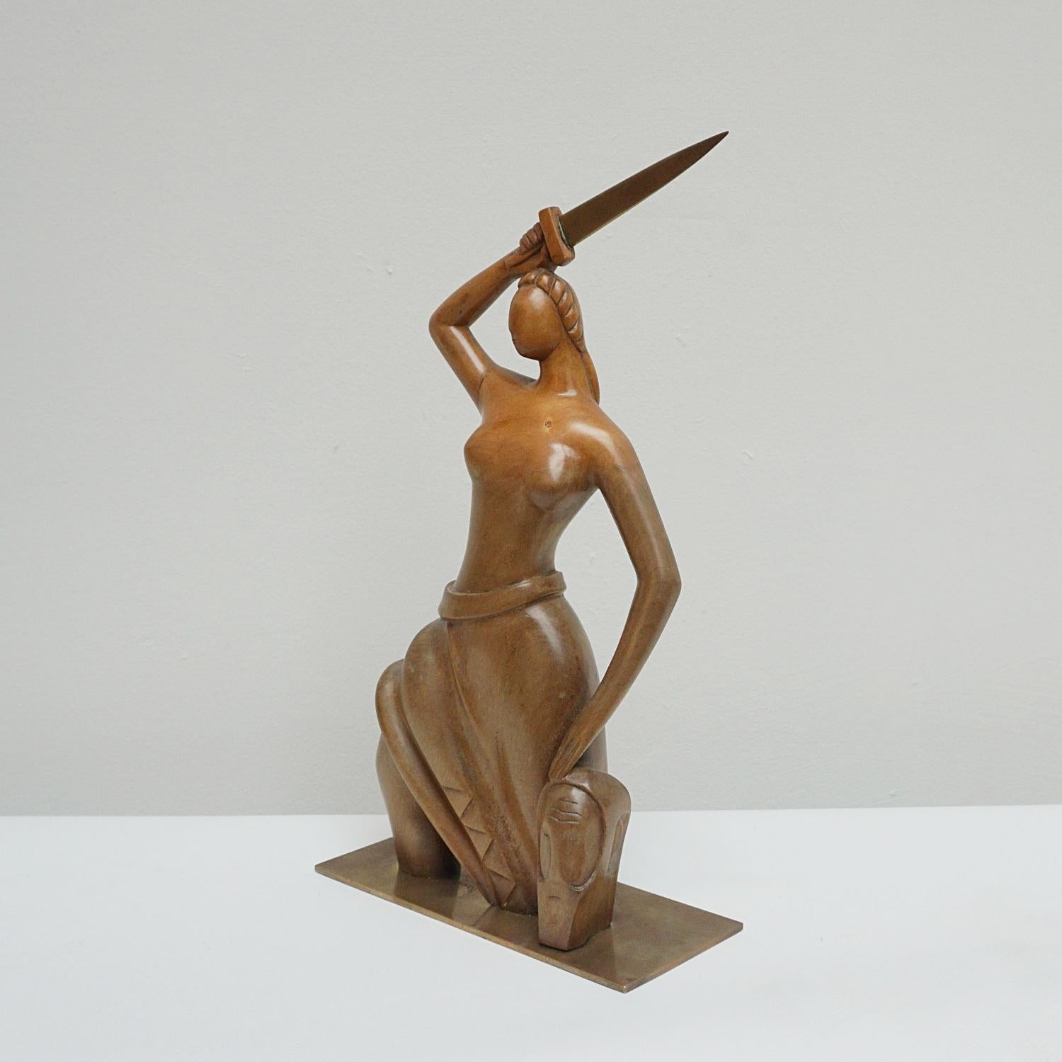 Figurative geschnitzte Skulptur eines Halbaktfiguren aus Nussbaumholz von Laszlo Hoenig (1905-1971) (Art déco) im Angebot