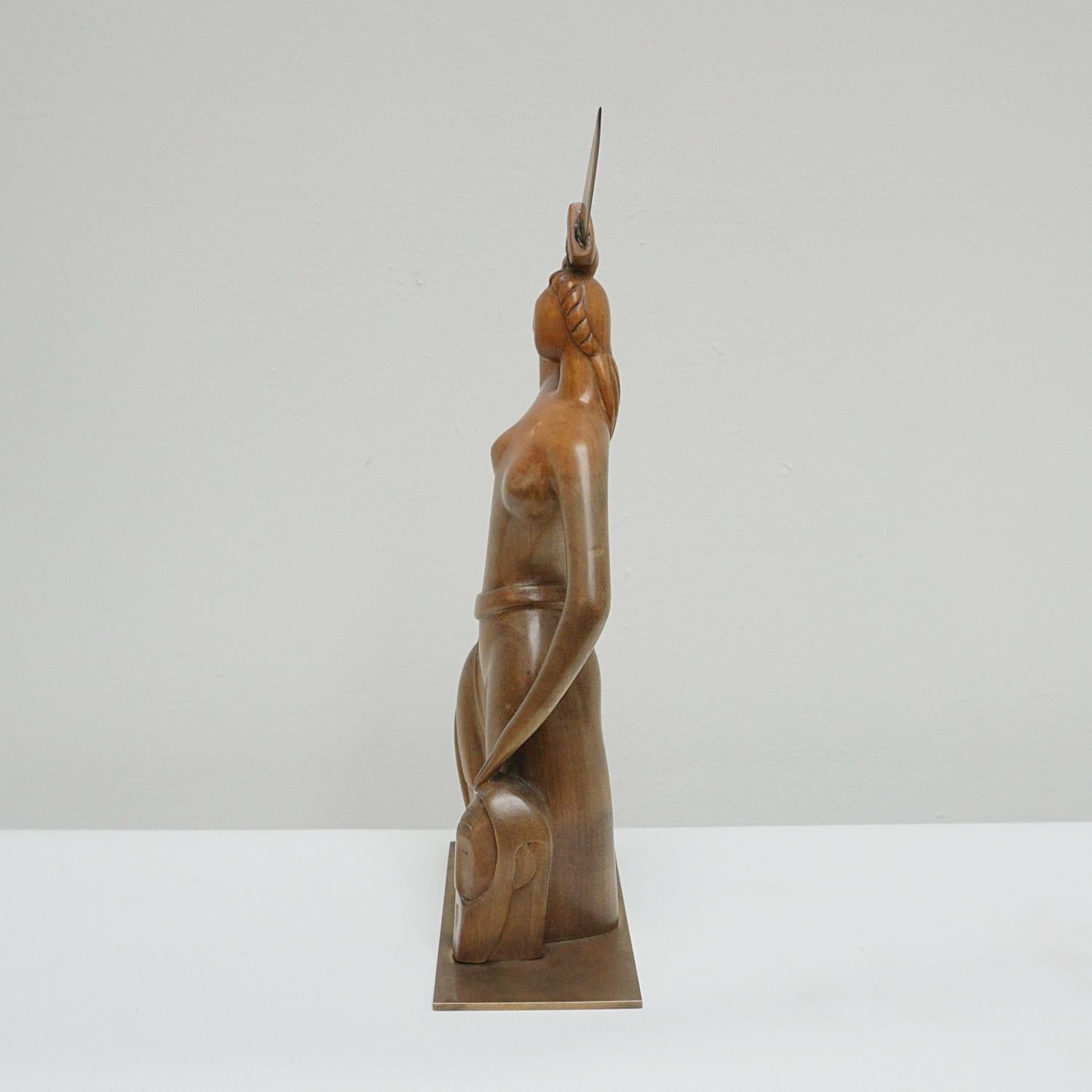 Figurative geschnitzte Skulptur eines Halbaktfiguren aus Nussbaumholz von Laszlo Hoenig (1905-1971) (Englisch) im Angebot