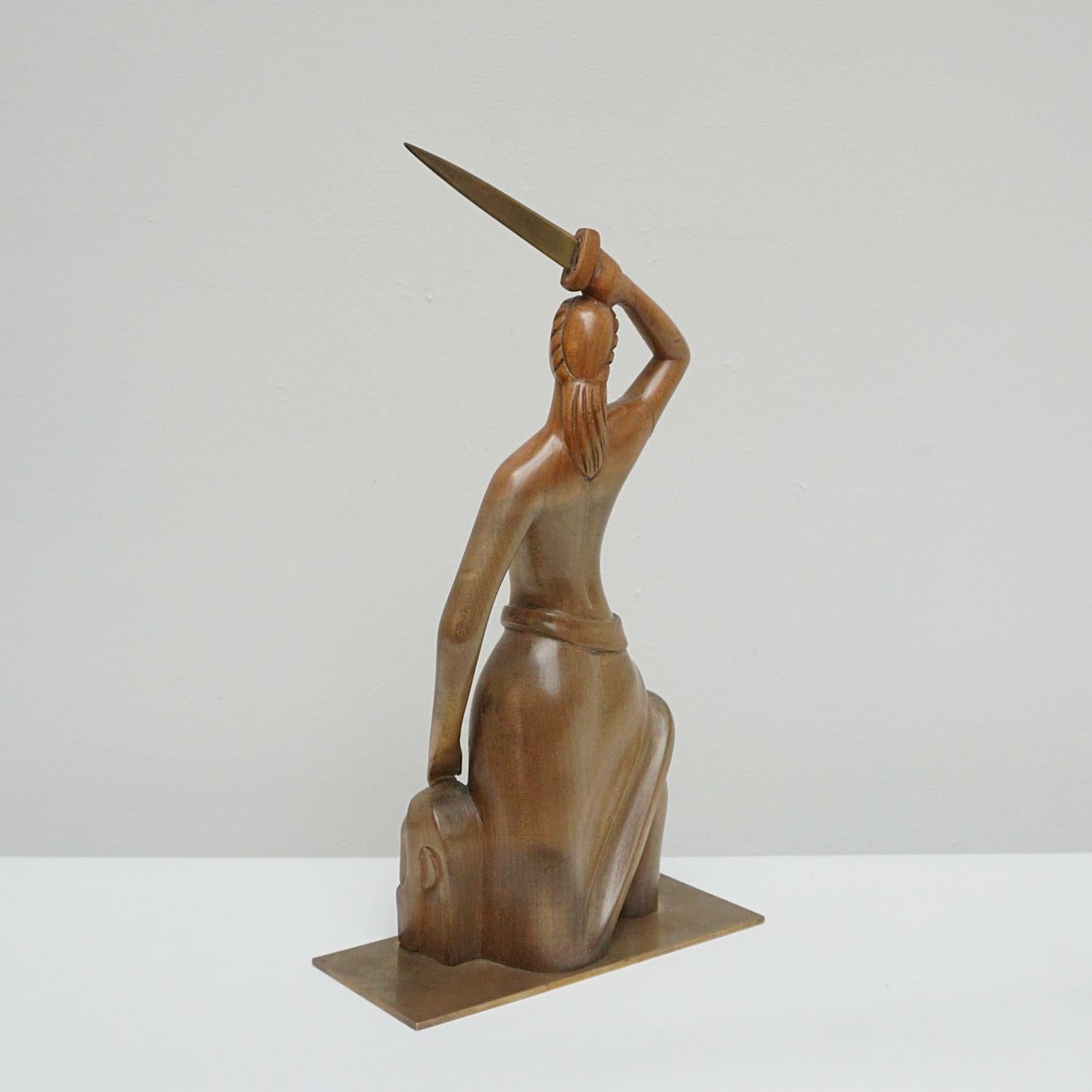 Figurative geschnitzte Skulptur eines Halbaktfiguren aus Nussbaumholz von Laszlo Hoenig (1905-1971) im Zustand „Gut“ im Angebot in Forest Row, East Sussex