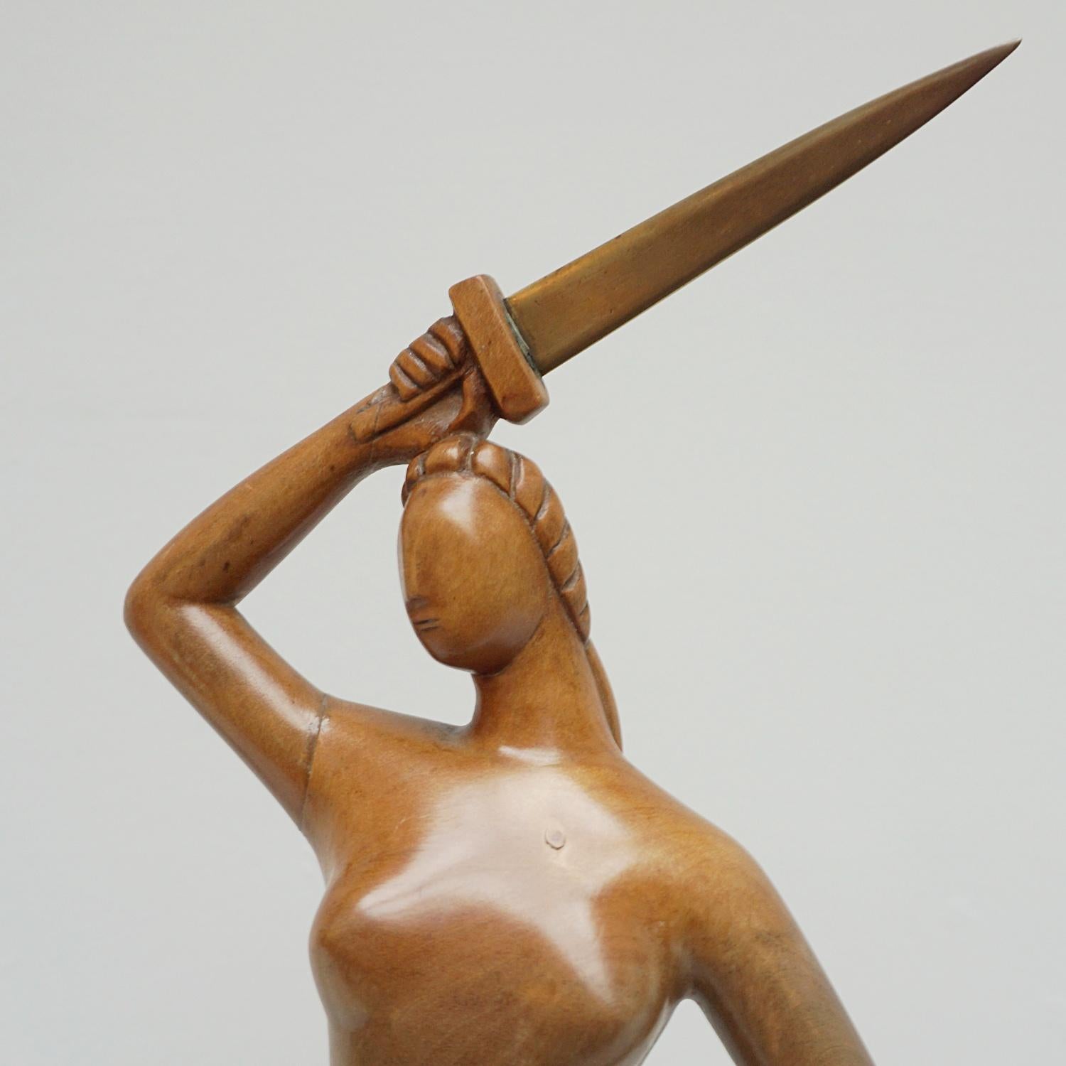 Figurative geschnitzte Skulptur eines Halbaktfiguren aus Nussbaumholz von Laszlo Hoenig (1905-1971) im Angebot 1
