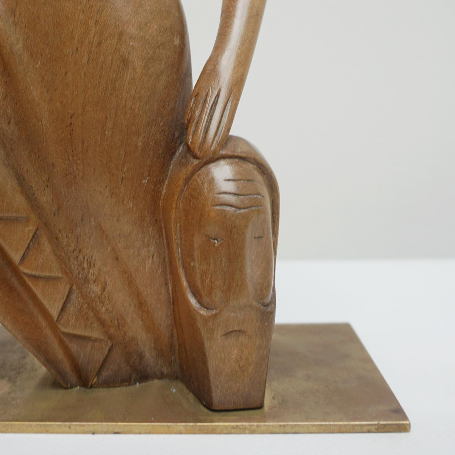 Figurative geschnitzte Skulptur eines Halbaktfiguren aus Nussbaumholz von Laszlo Hoenig (1905-1971) im Angebot 2