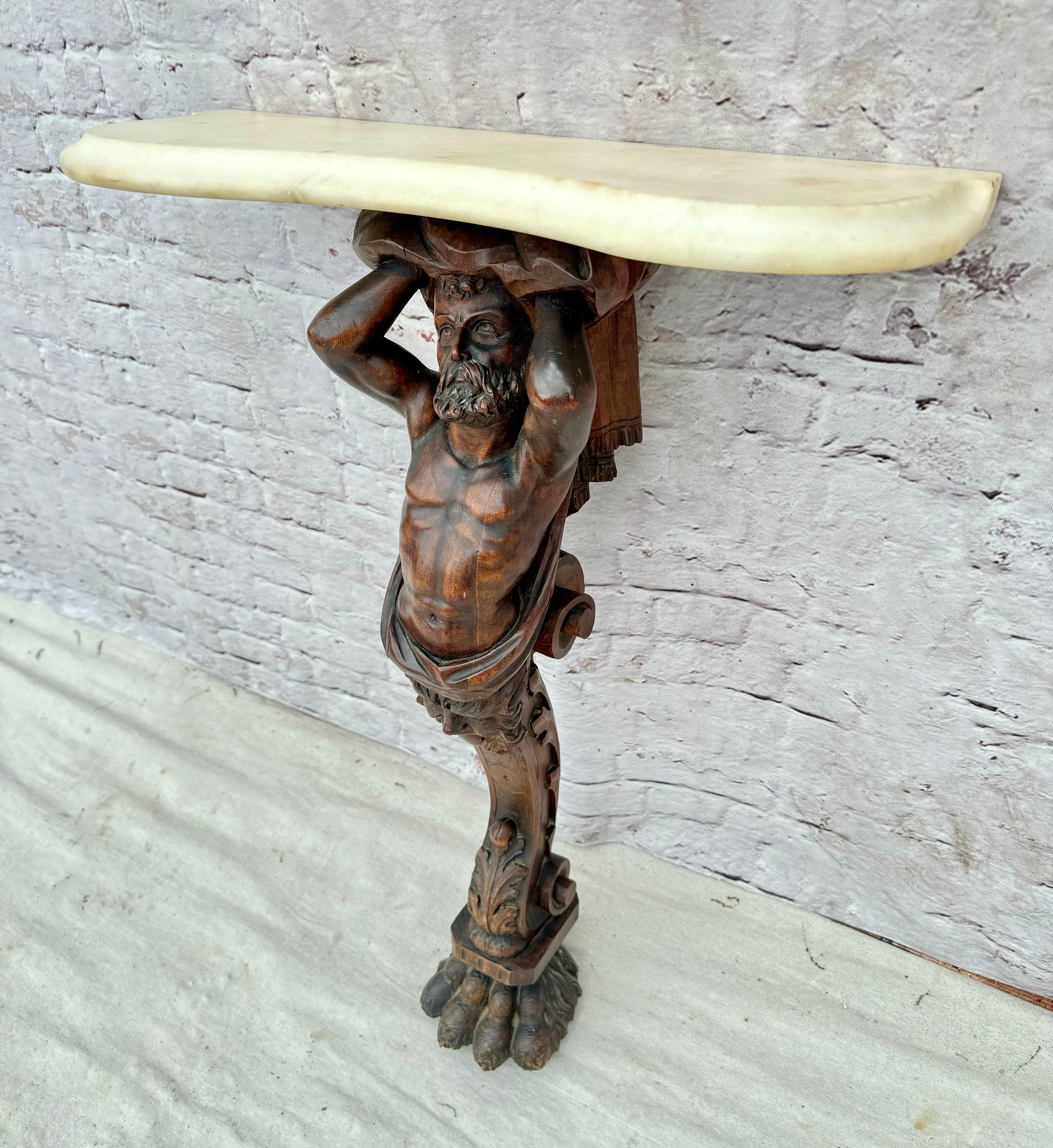 Wandkonsole aus geschnitztem Nussbaumholz mit Marmorplatte (Barock) im Angebot