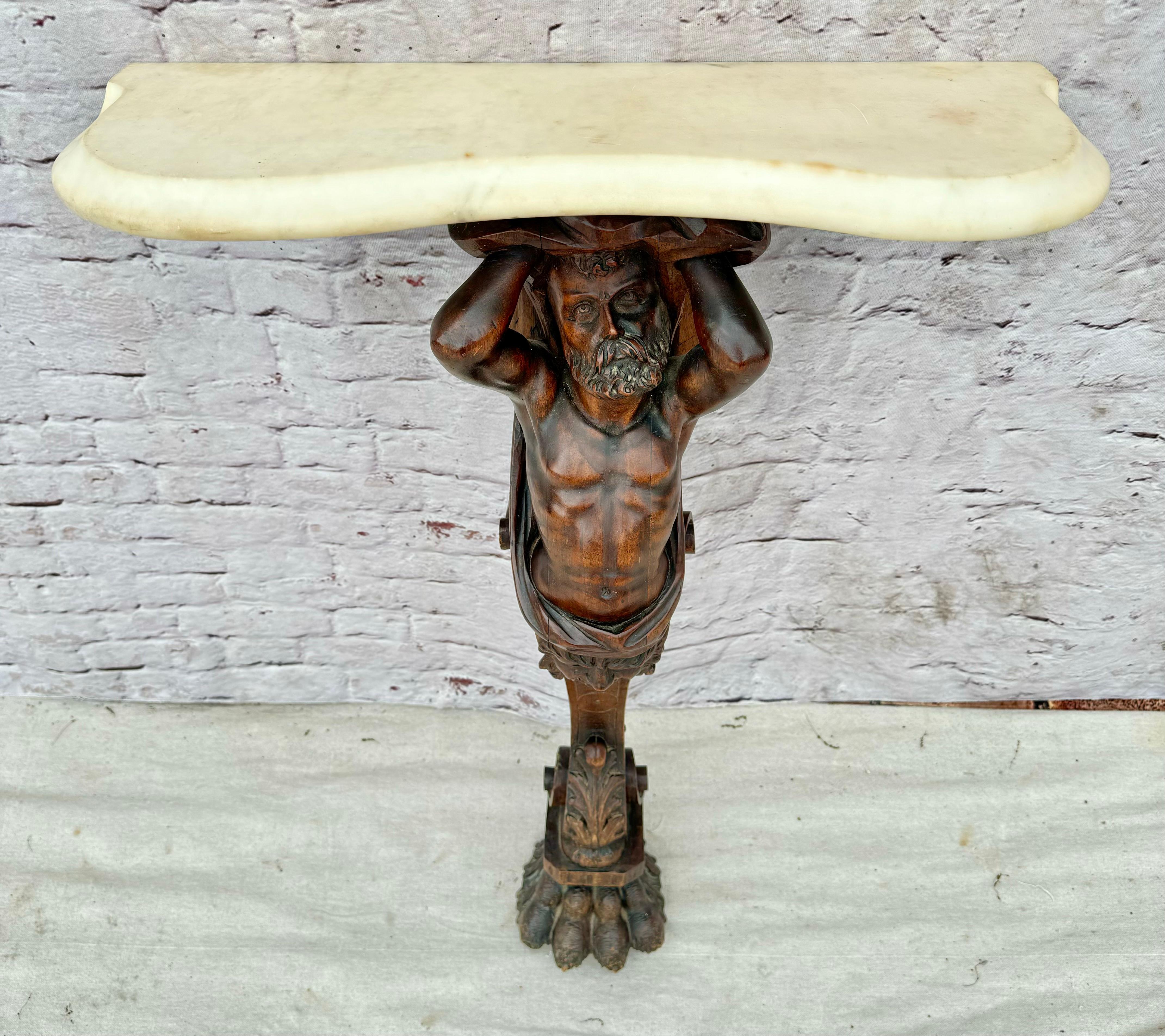 Wandkonsole aus geschnitztem Nussbaumholz mit Marmorplatte (Italienisch) im Angebot