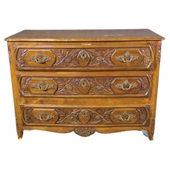 Commode française de style Louis XV en noyer sculpté à motifs floraux