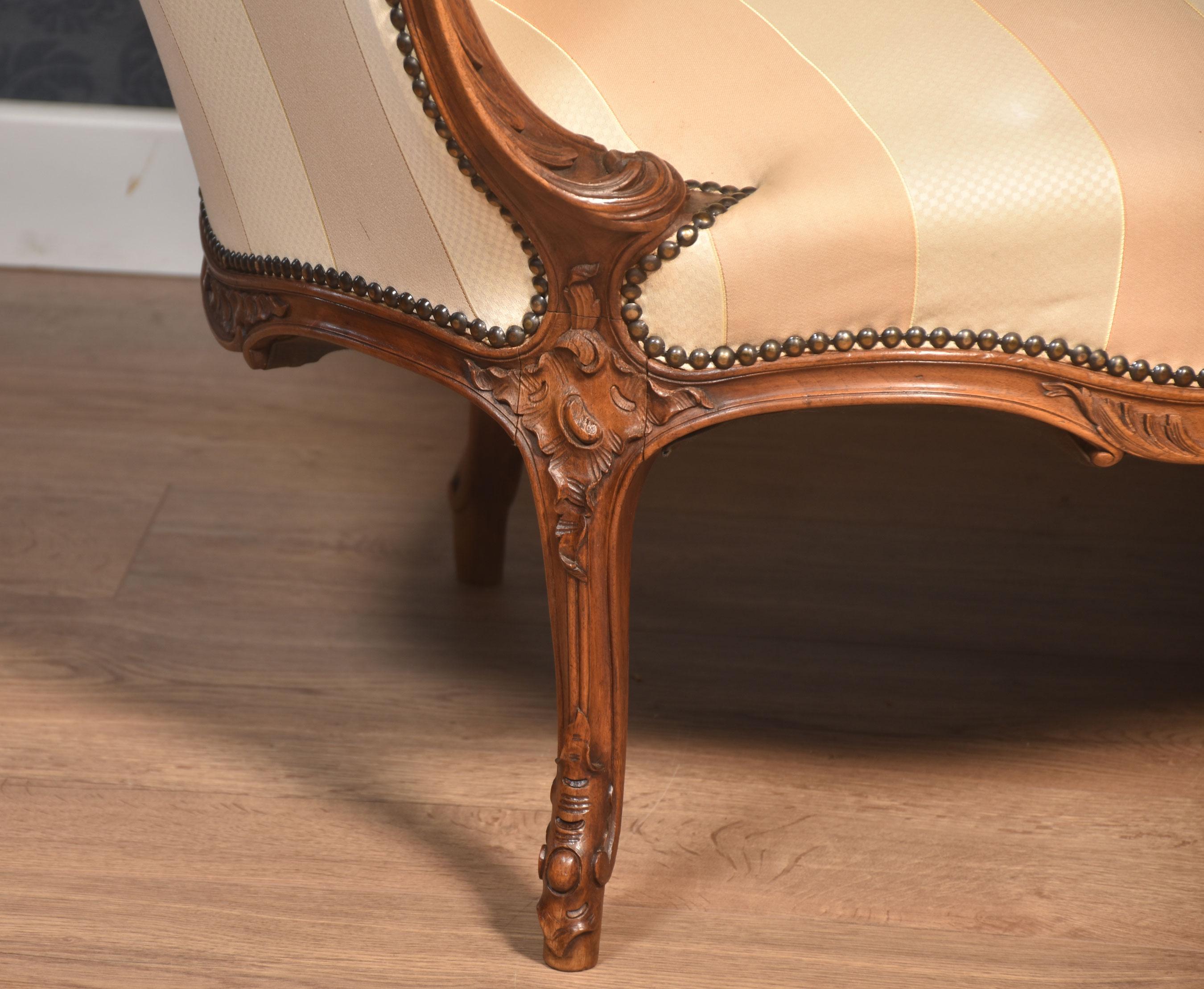 20ième siècle Canapé en noyer sculpté en vente