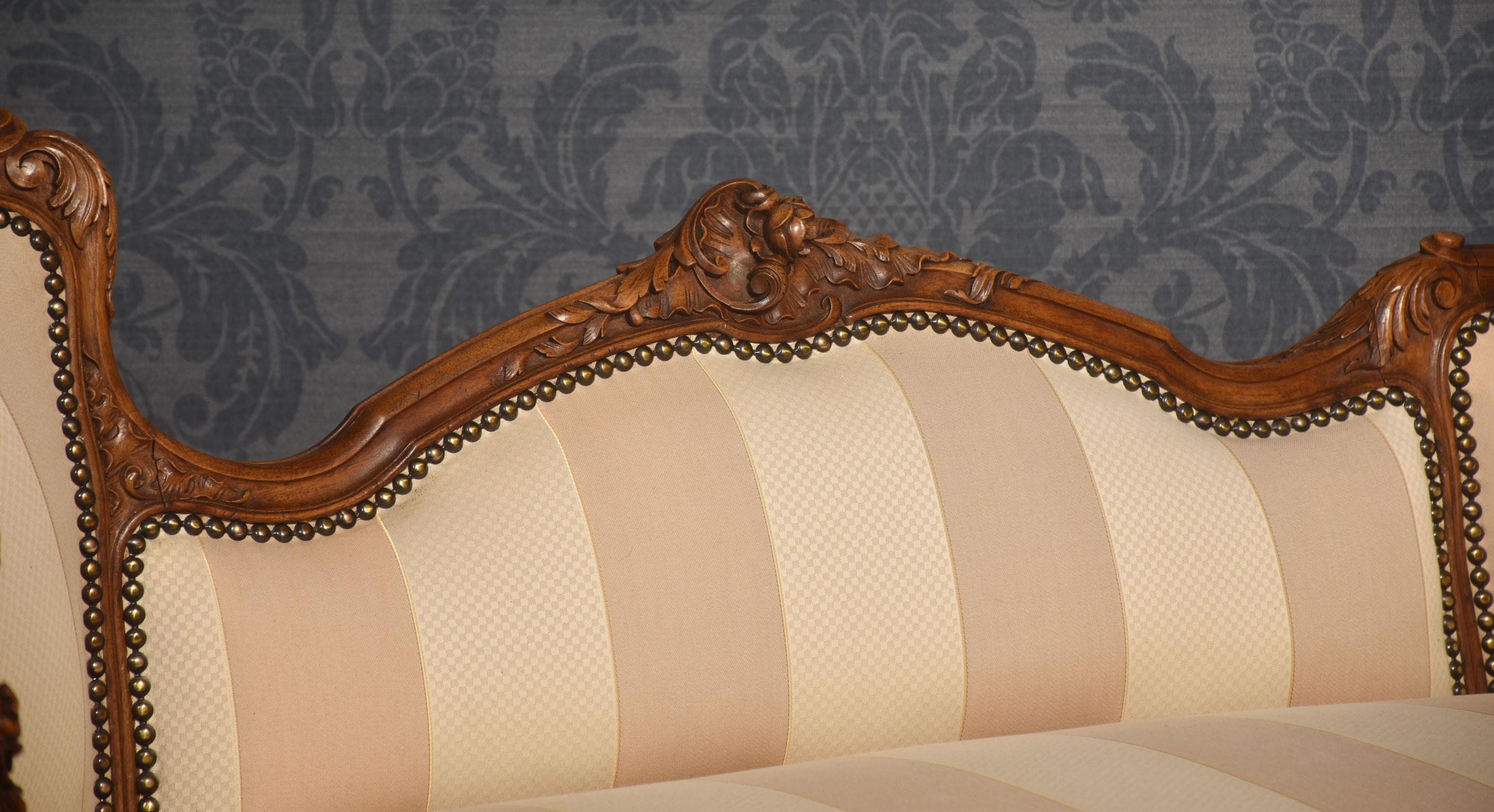 Noyer Canapé en noyer sculpté en vente