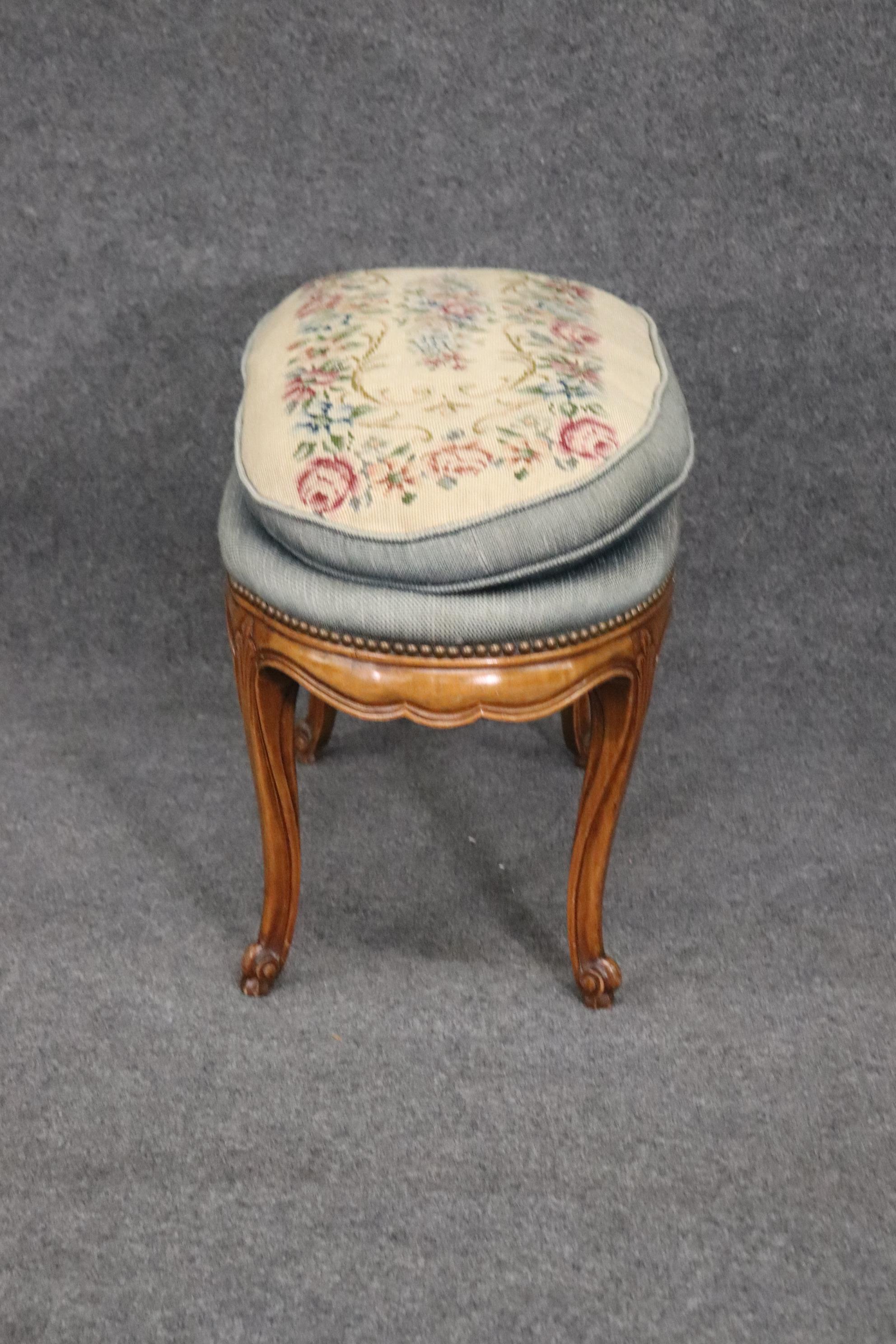 Carved Walnut French Louis XV Oval Foot Stool Circa 1930 In Good Condition For Sale In Swedesboro, NJ