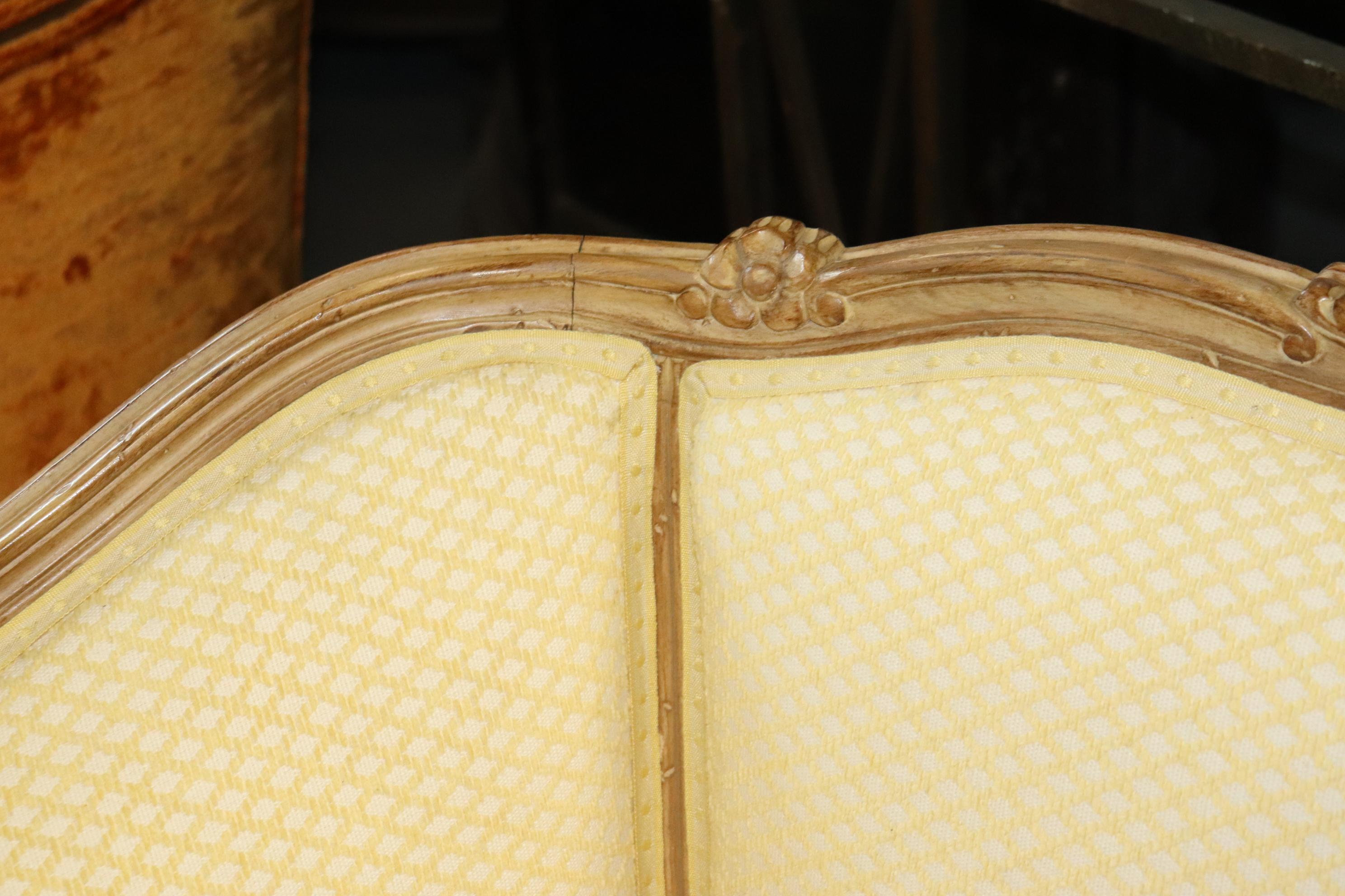 Carved Walnut French Louis XV Settee Canape circa 1940s In Good Condition In Swedesboro, NJ