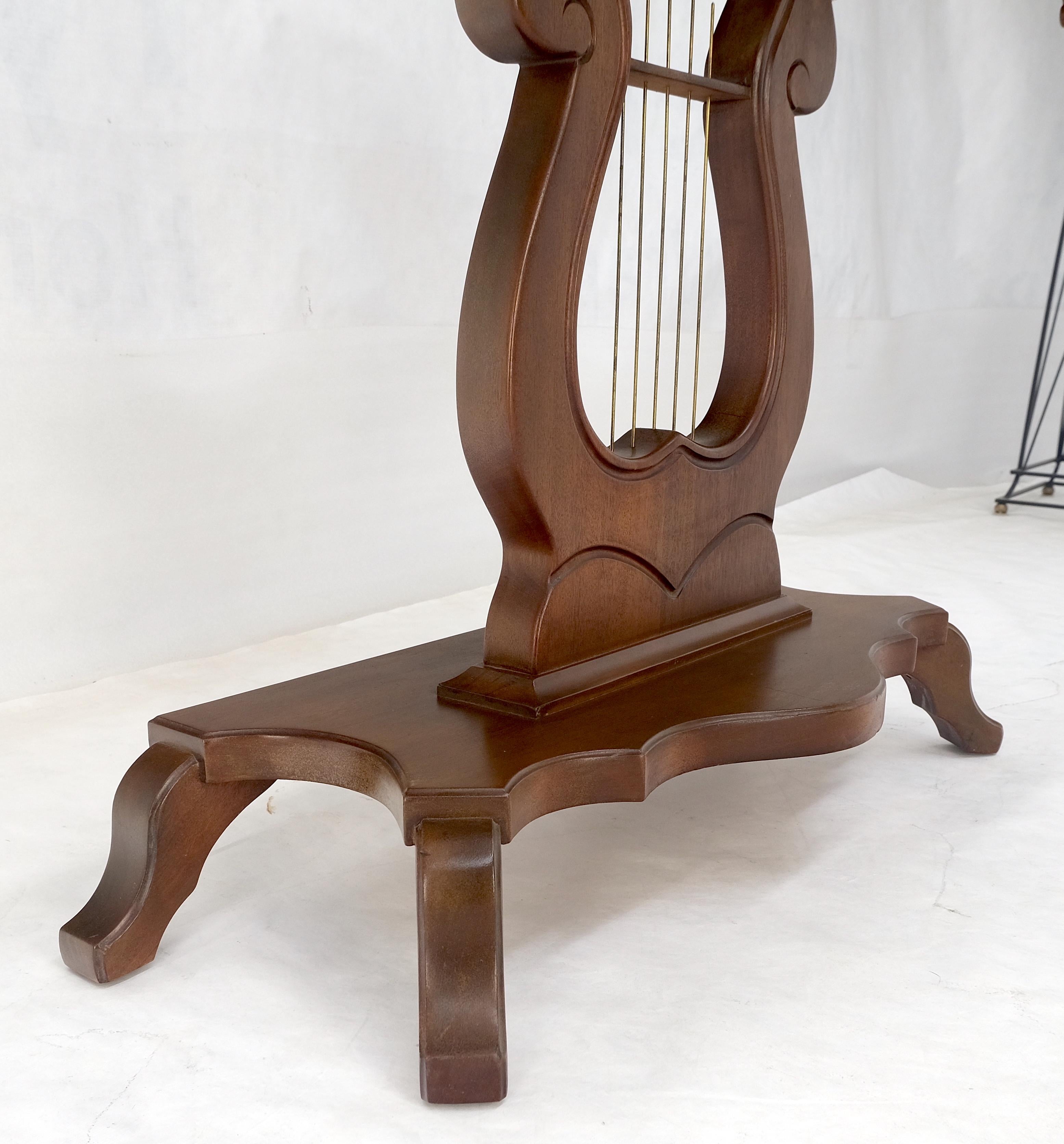 Tavolo da console con base a lira in noce intagliato in stile vittoriano con piano in marmo MINT! in vendita 4