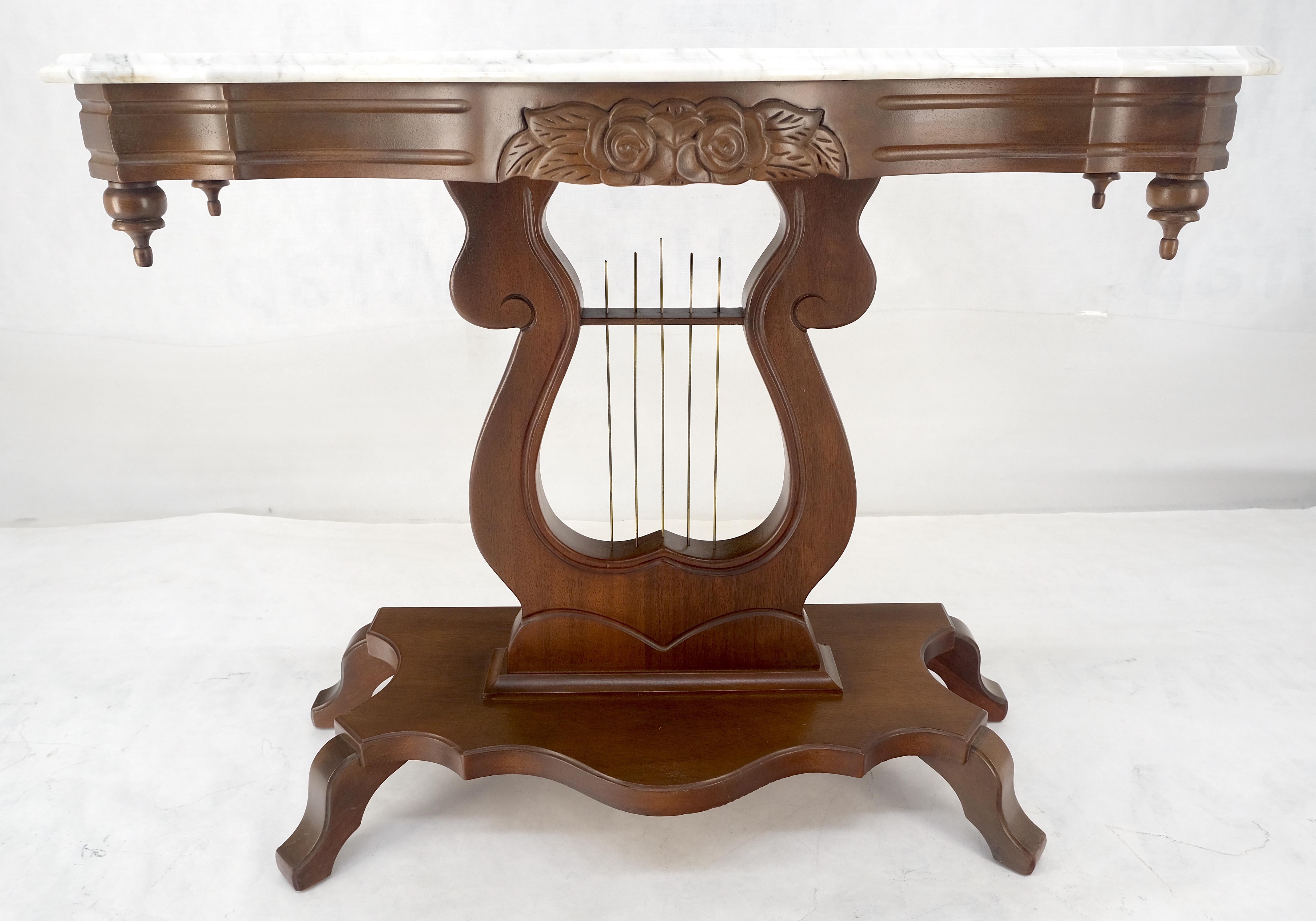 Tavolo da console con base a lira in noce intagliato in stile vittoriano con piano in marmo MINT! in vendita 5