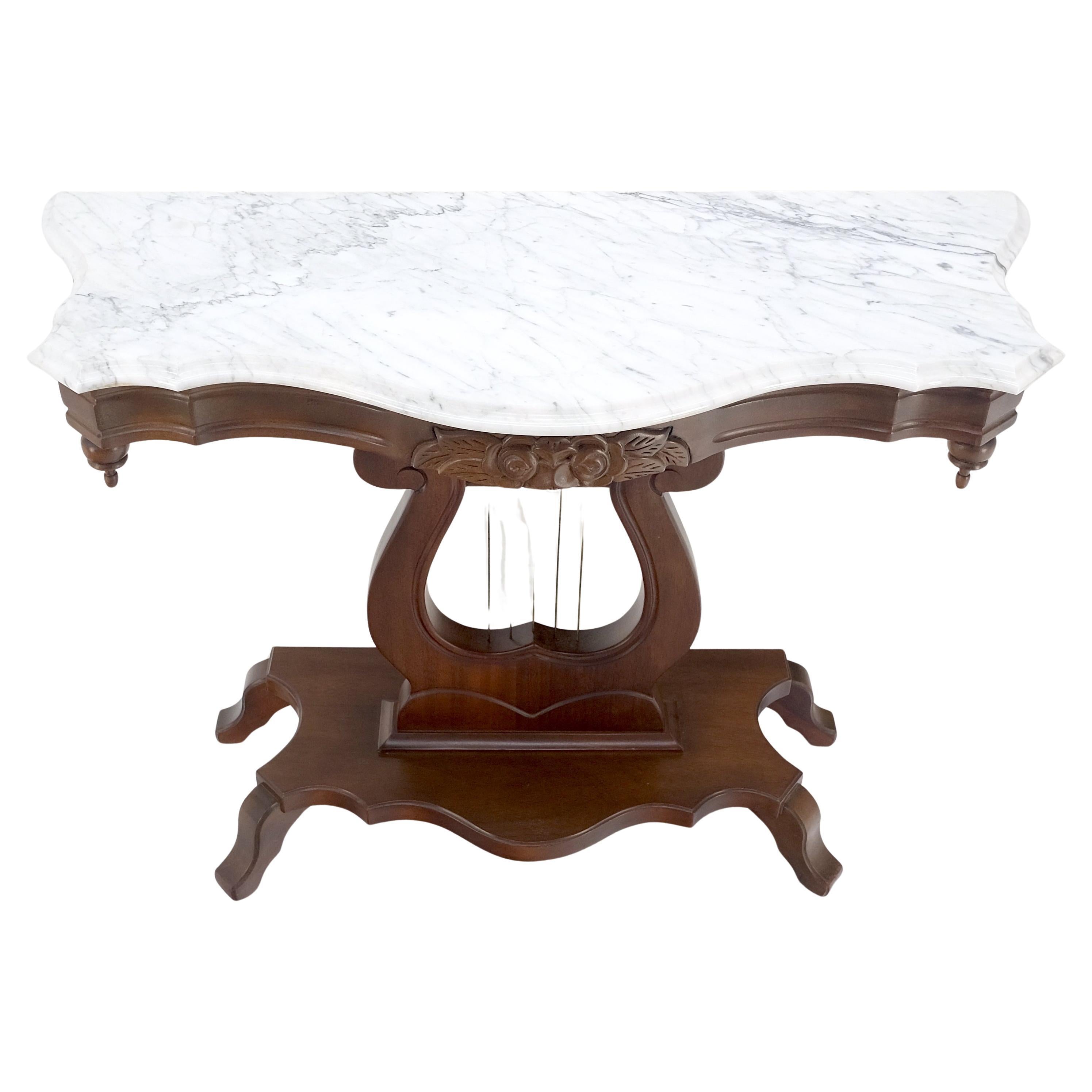 Vittoriano Tavolo da console con base a lira in noce intagliato in stile vittoriano con piano in marmo MINT! in vendita