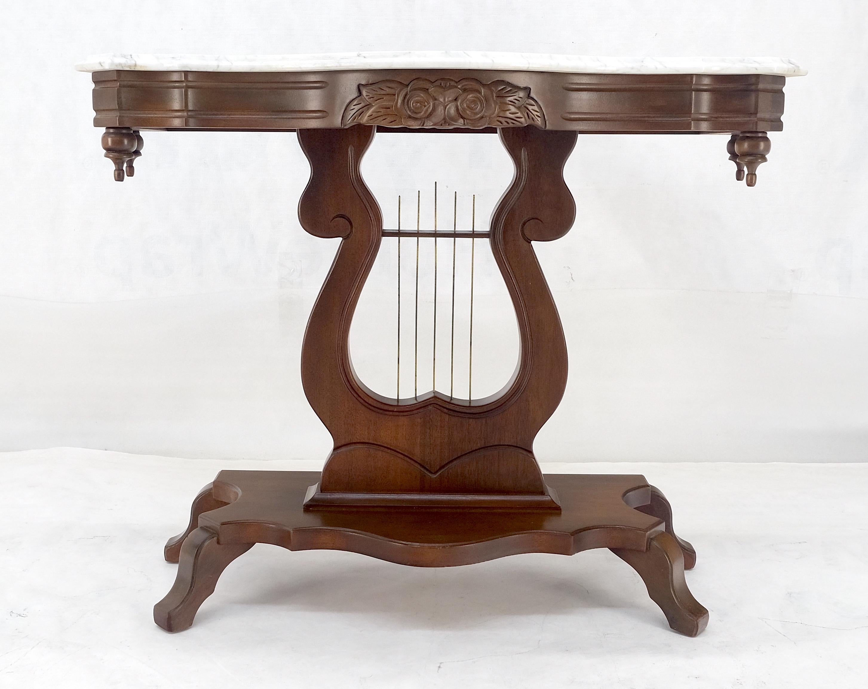 Americano Tavolo da console con base a lira in noce intagliato in stile vittoriano con piano in marmo MINT! in vendita
