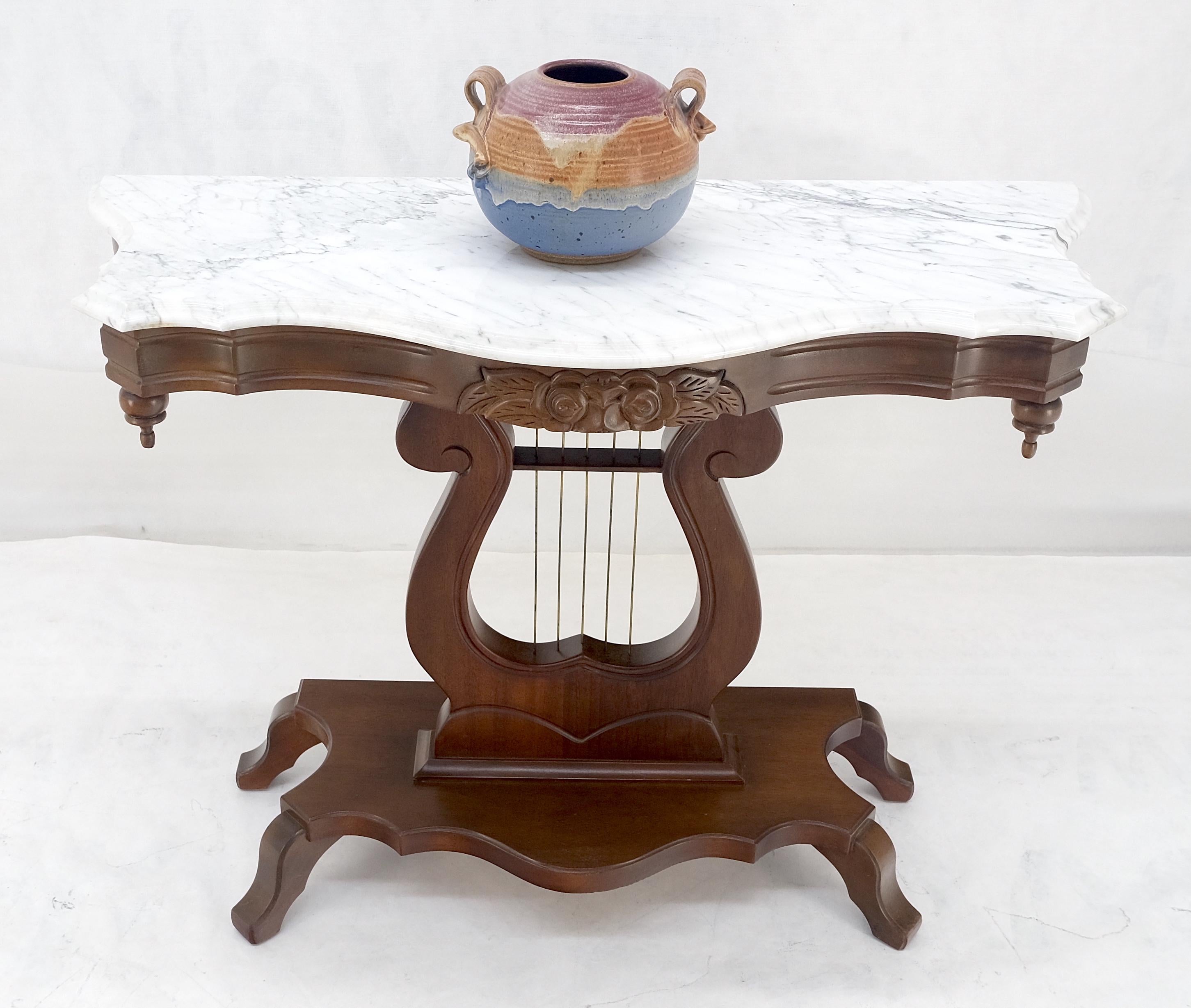 XX secolo Tavolo da console con base a lira in noce intagliato in stile vittoriano con piano in marmo MINT! in vendita