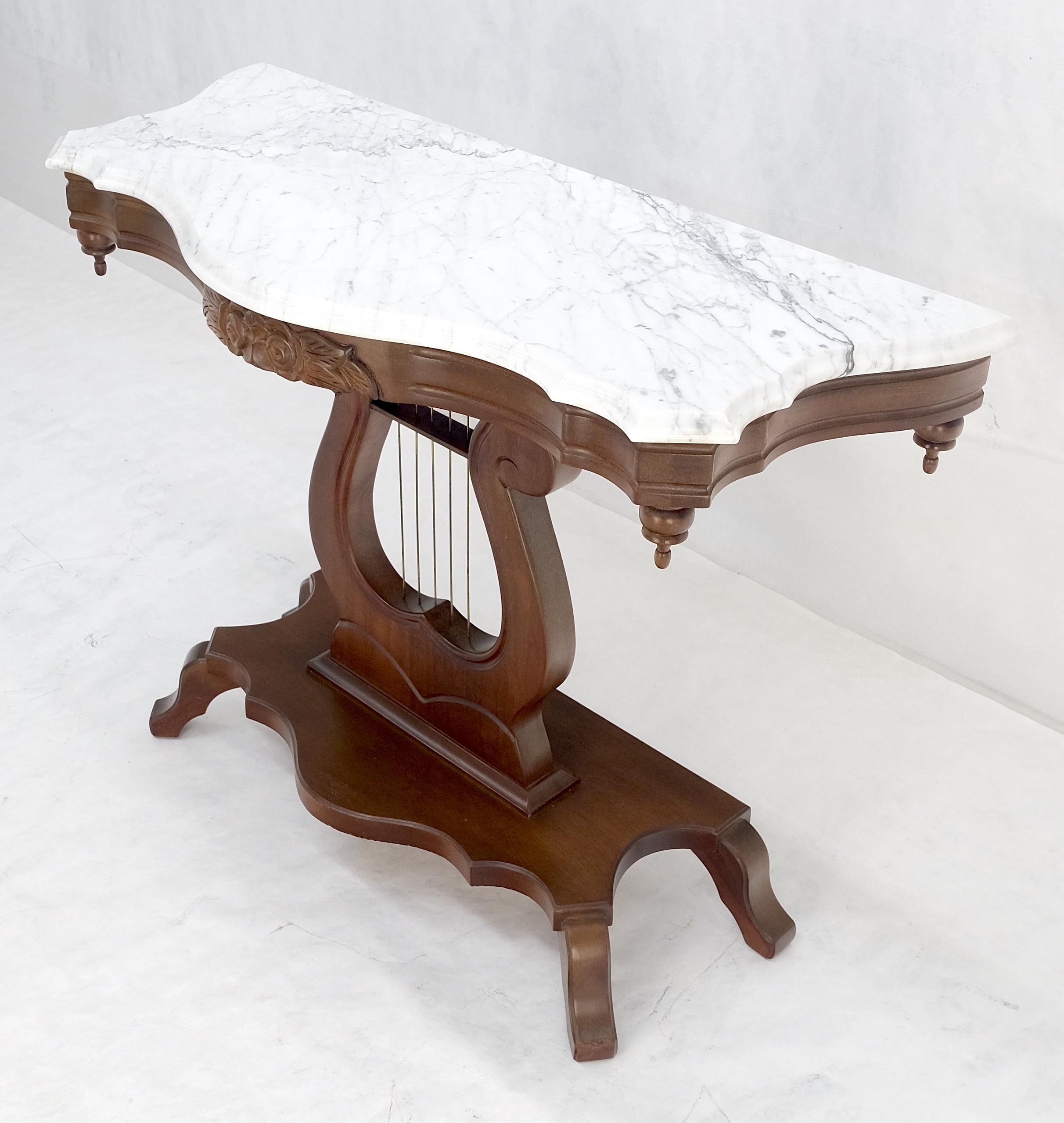 Marmo Tavolo da console con base a lira in noce intagliato in stile vittoriano con piano in marmo MINT! in vendita