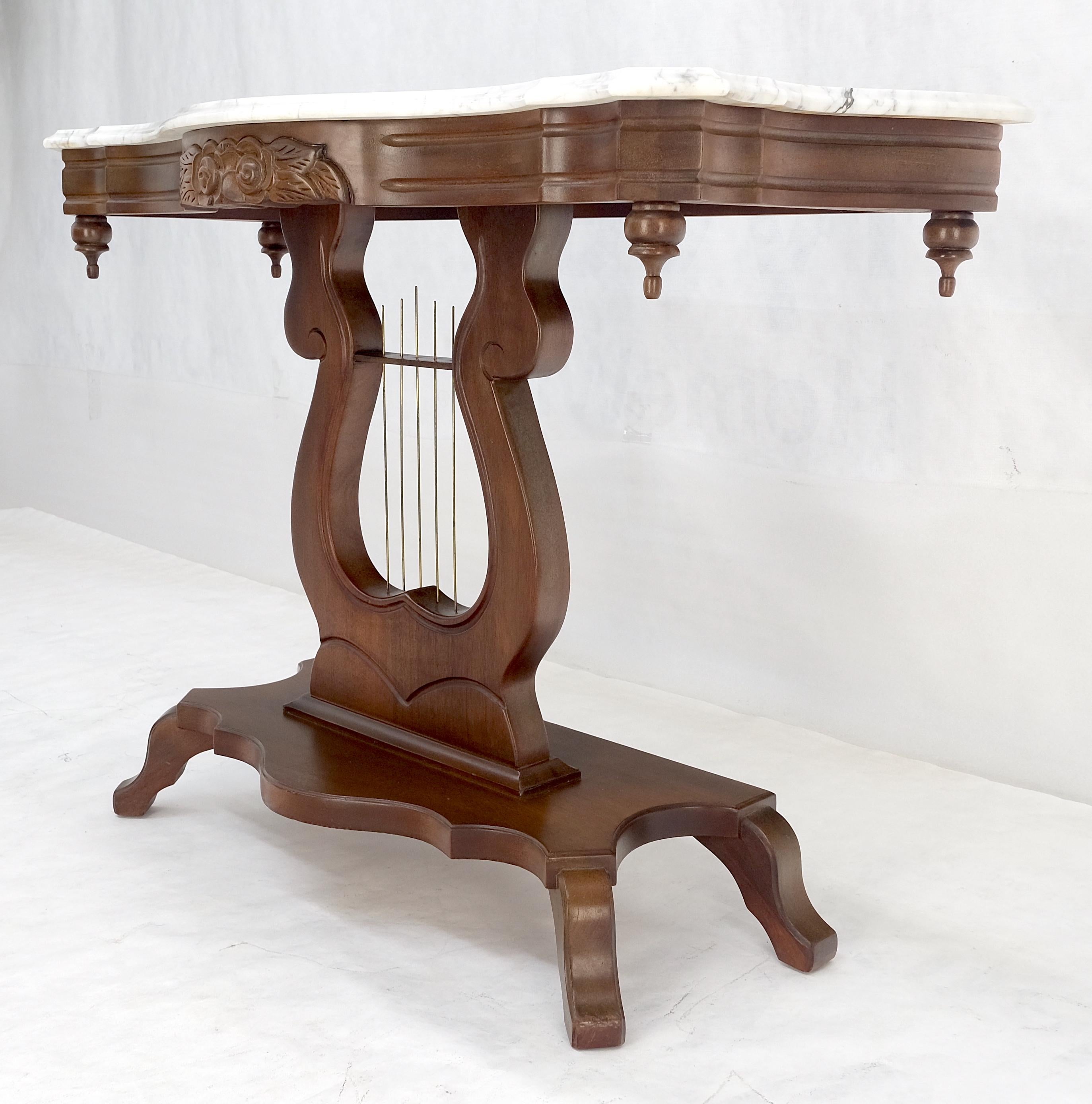Tavolo da console con base a lira in noce intagliato in stile vittoriano con piano in marmo MINT! in vendita 1
